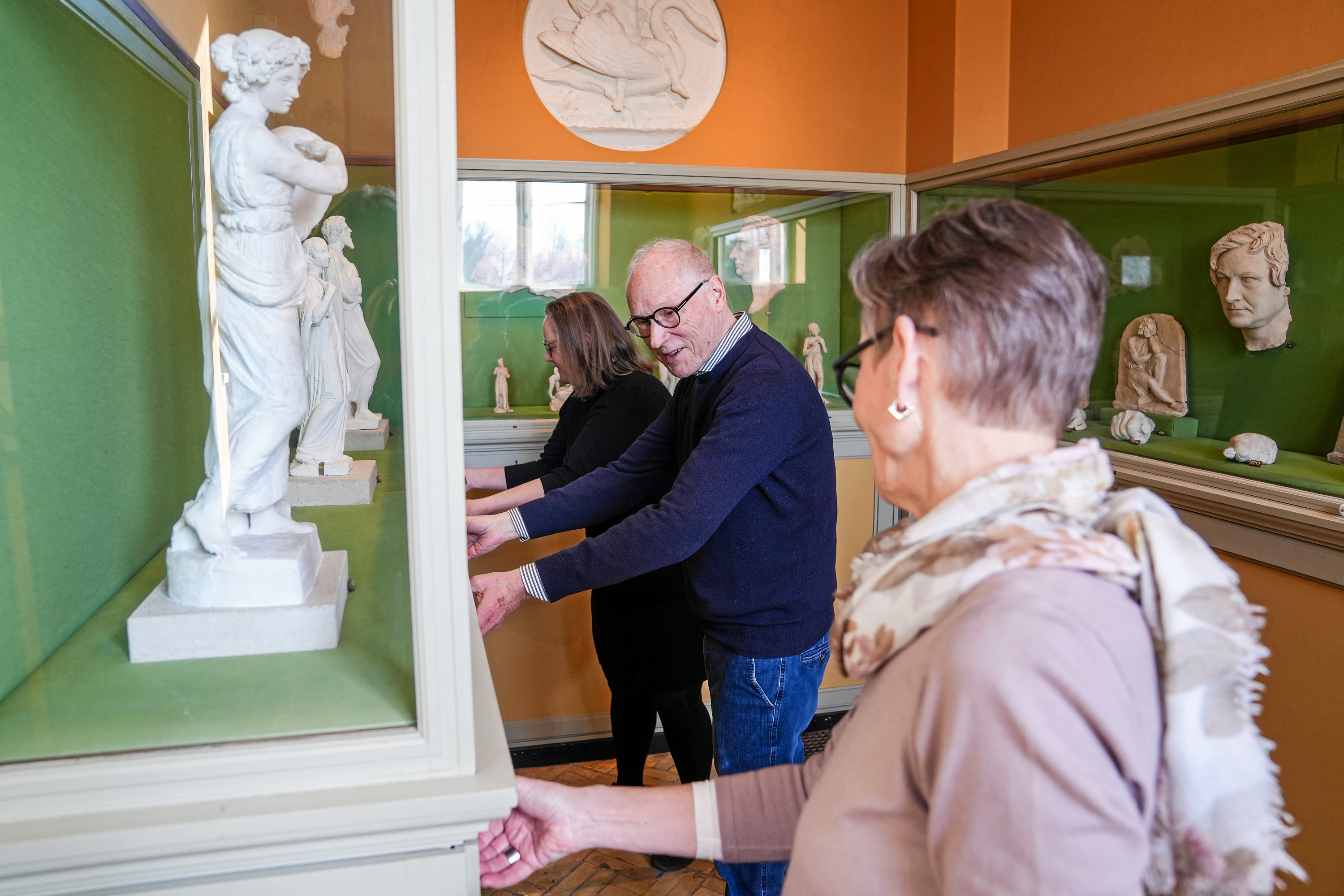 De frivillige på vej i magasinet for at finde servanten frem. Fra venstre er der Anne Mette Liedecke Dall, Bo Manderup-Jensen og Marianne Rasmussen.