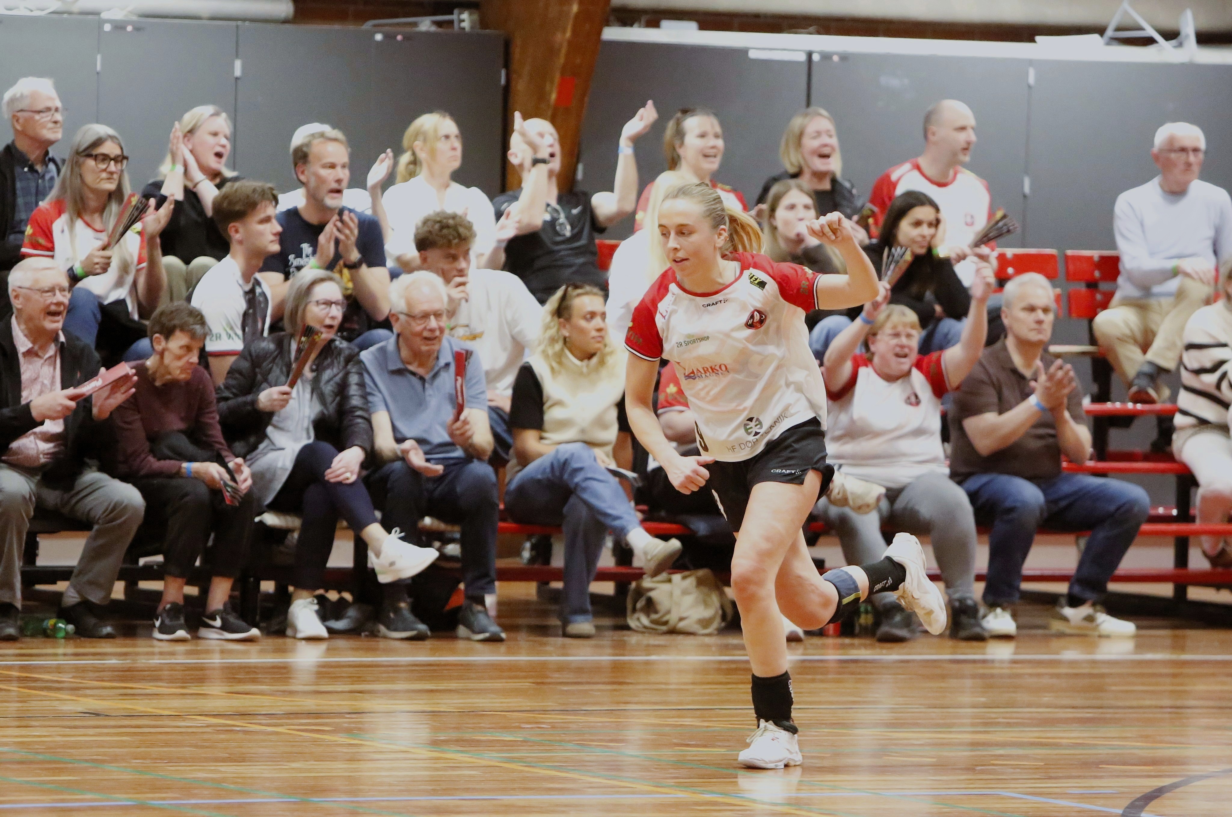 Anne Cathrine "AC" Lundbye spillede én af sine bedre kampe for HØJ hidtil. Og nu stikker hun lidt kækt til sin cheftræner.