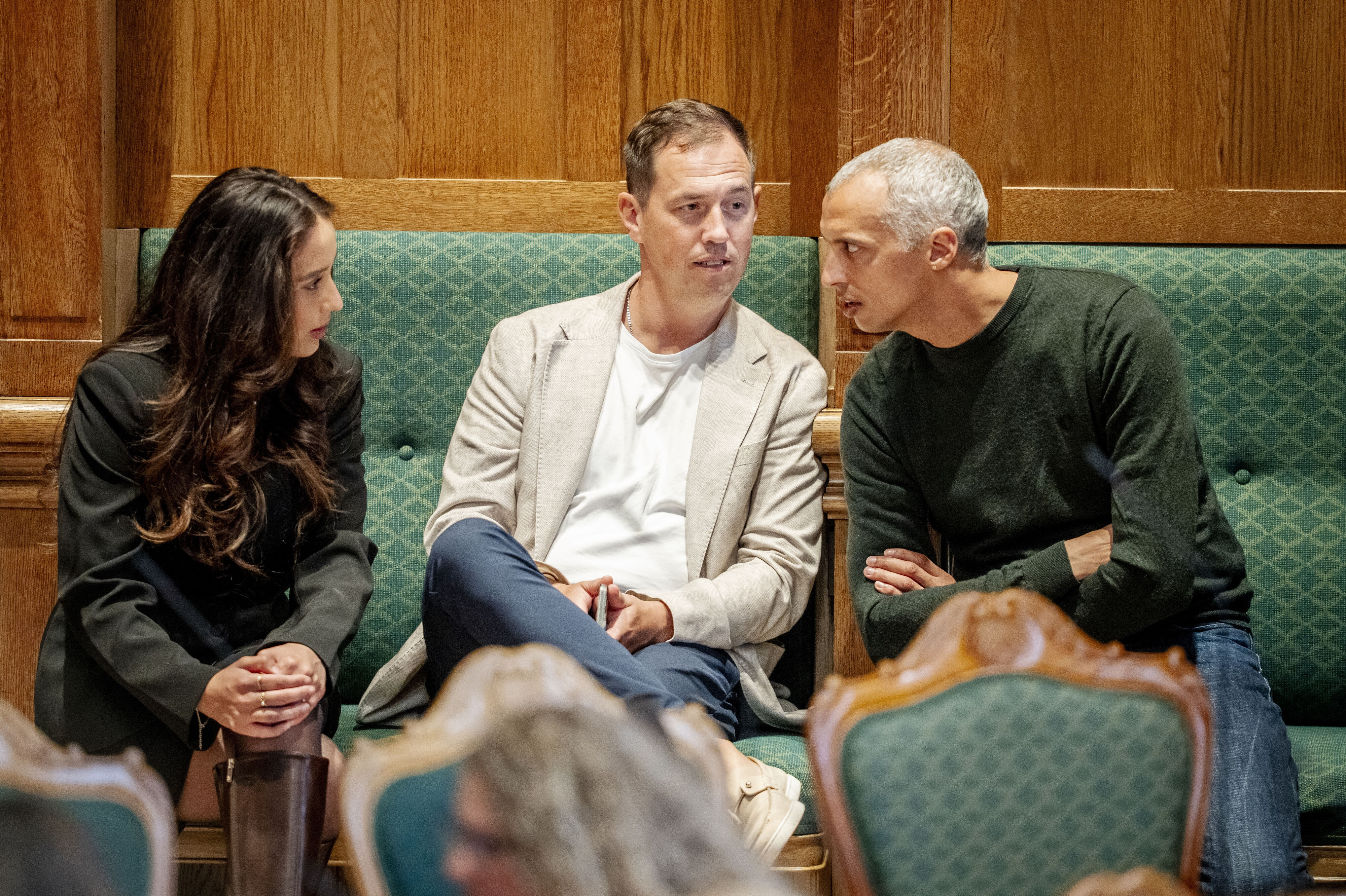 Løsgængerne Cecilie Liv Hansen og Jacob Harris fik sig en snak med Mattias Tesfaye (S), da Folketinget mødtes tidligere på måneden. (Arkivfoto).