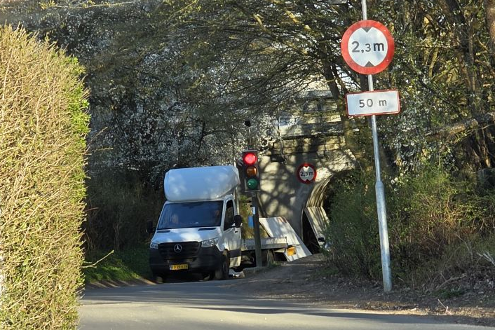 Så gik det galt igen i Vestergade i Viby. Endnu en kassevogn fik flået taget af i tunellen osndag aften.