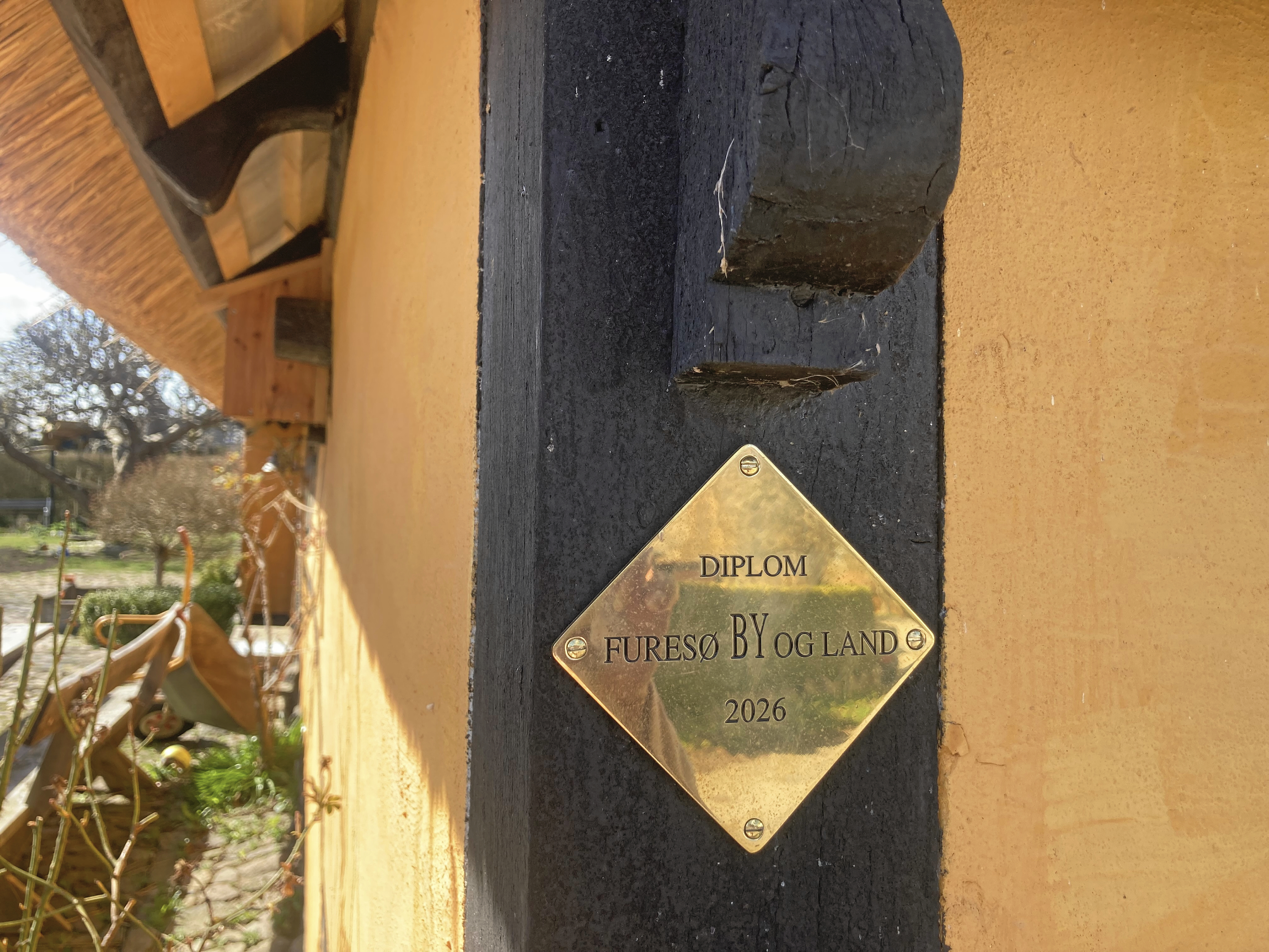 Furesø By og Lands diplom kan ses på den istandsatte bygning.