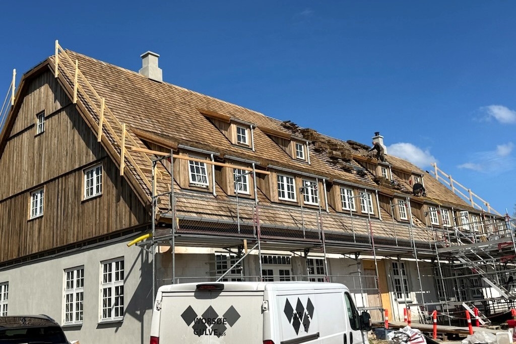 Der skal lægges 50.000 træspåner på taget af "Badehotellet på Nyvang".