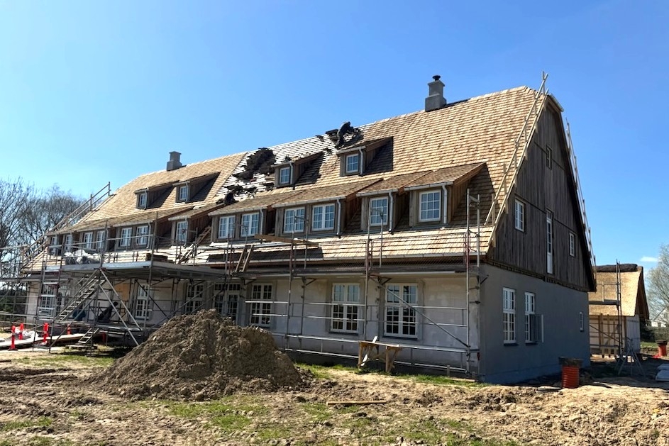 Badehotellet på Nyvang får et tidstypisk, nostalgisk præg med den smukke tagspåne-beklædning.