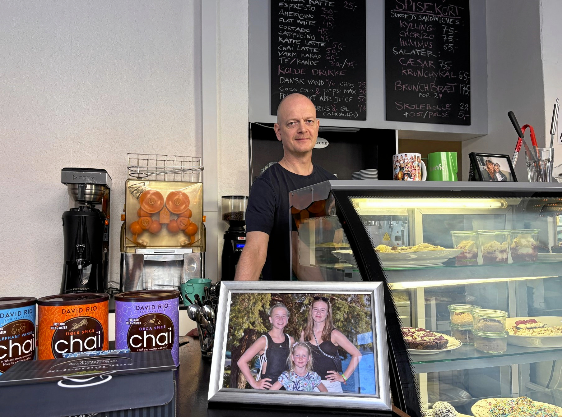 Anders Johnsson har åbnet Café De Tre Hjerter.