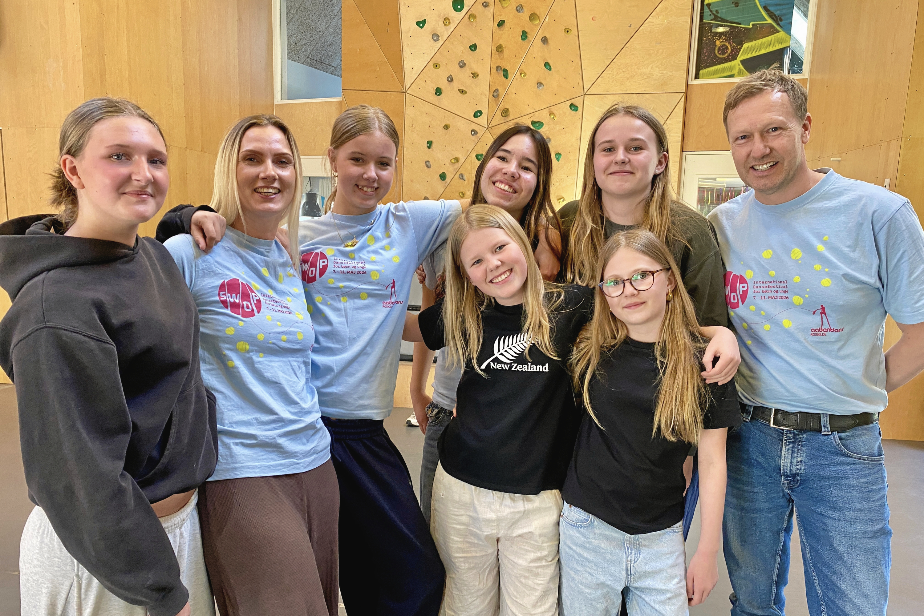 Børn og unge fra Klub Poplen i Jyllinge har været med til at lave Swop Dans til Swop Festival. Fra venstre: Filucca Andersen, pædagog Lærke Folkmann, Maise Henschel, Steffanie Chanya Jensen, Julie Kjærskaarup og Thomas Nørskov fra Aaben Dans. Forrest ses Leah Lemmon Most og Smilla Bidstrup Sander.