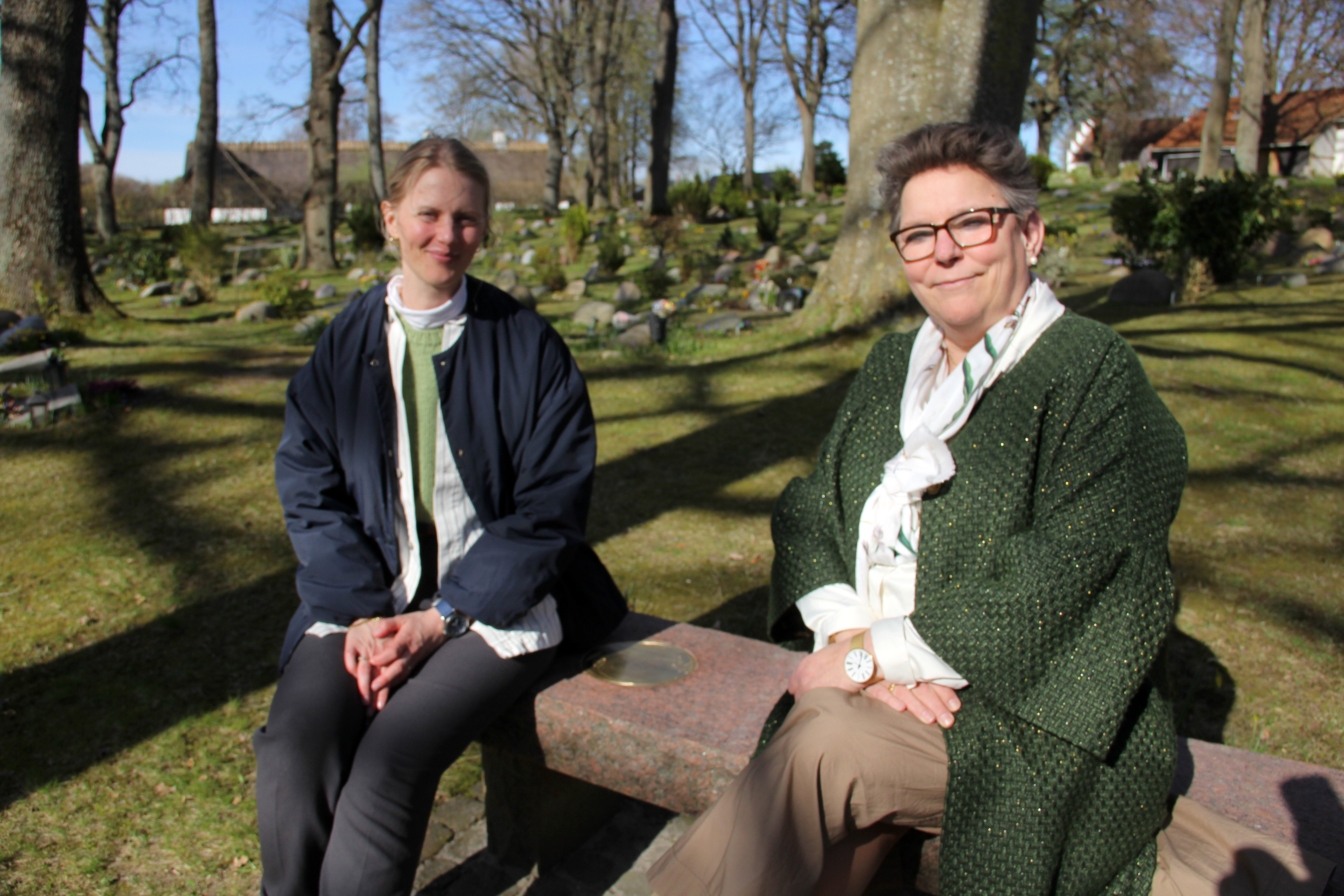Ditte Bjerregaard (tv.), direktør for Center for Voldsforebyggelse, indviede onsdag eftermiddag en ny mindeplade for ofre for partnerdrab sammen med Rudersdal borgmester, Ann Sofie Orth (K).
