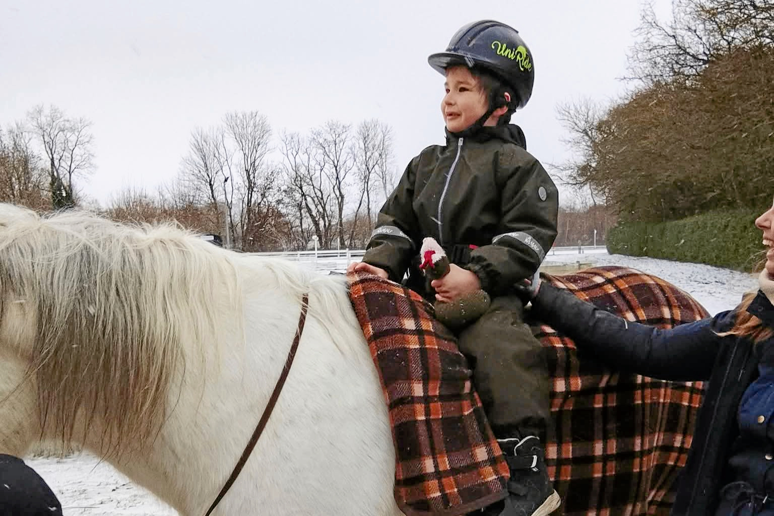 Fysioterapi på hesteryg er den eneste behandling, der virkelig gavner Lucas Pedersen - men nu forsvinder tilskuddet og forældrene står tilbage med enorme regninger.