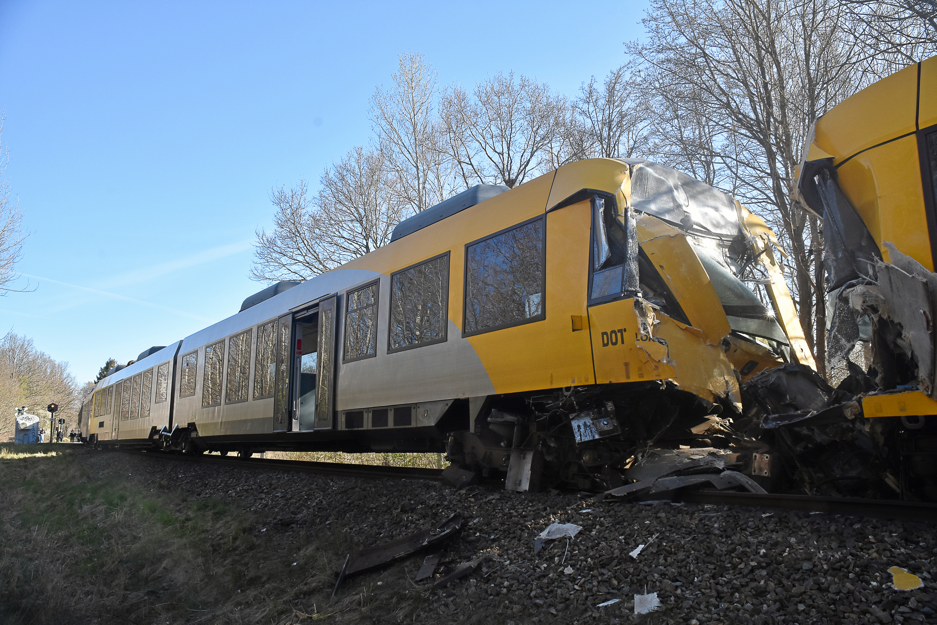 Førerhusene på begge tog blev totalt ødelagt ved sammenstødet.