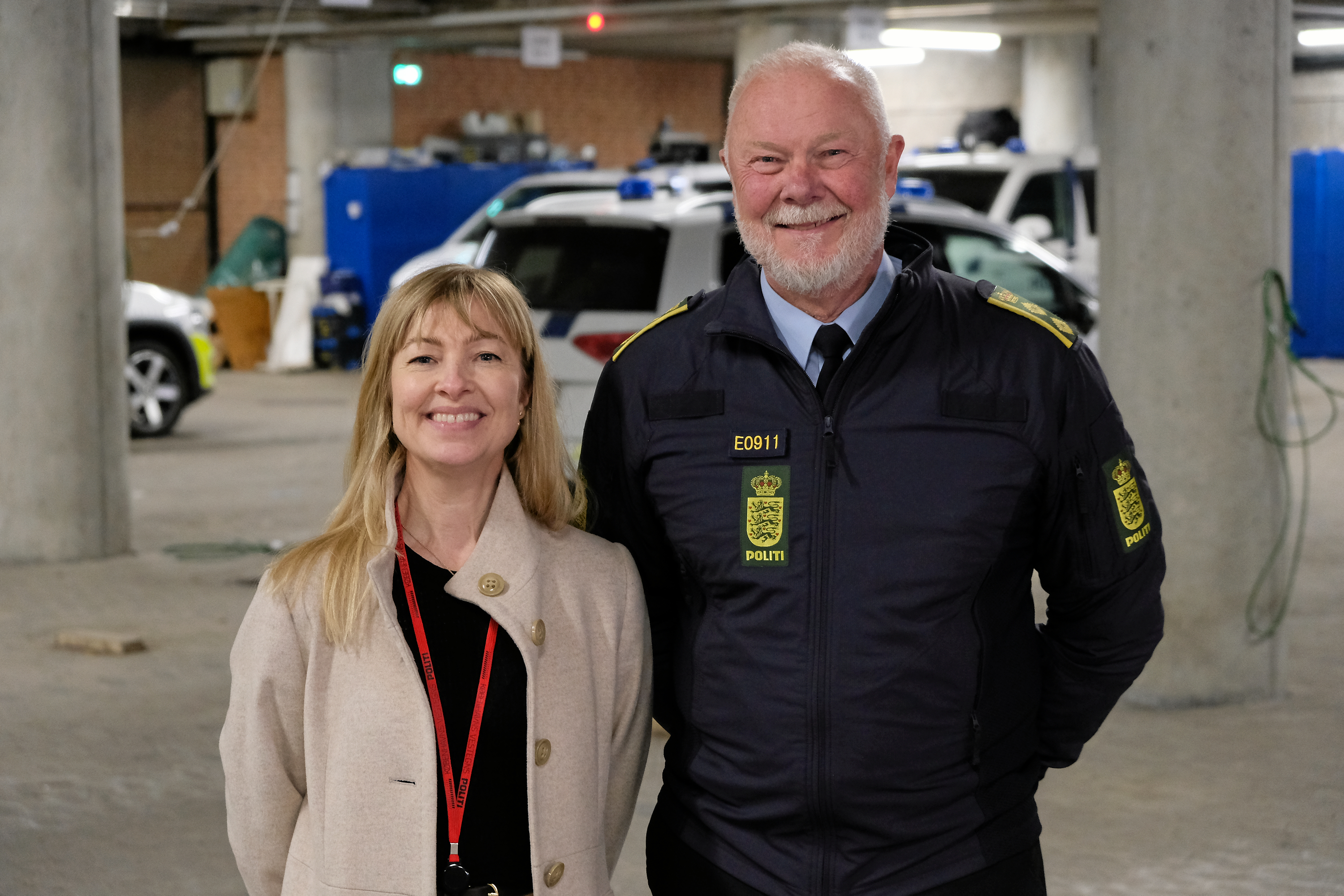 Nina har netop fået overrakt en dusør af politidirektør Kim Christiansen fra Vestegnens Politi.