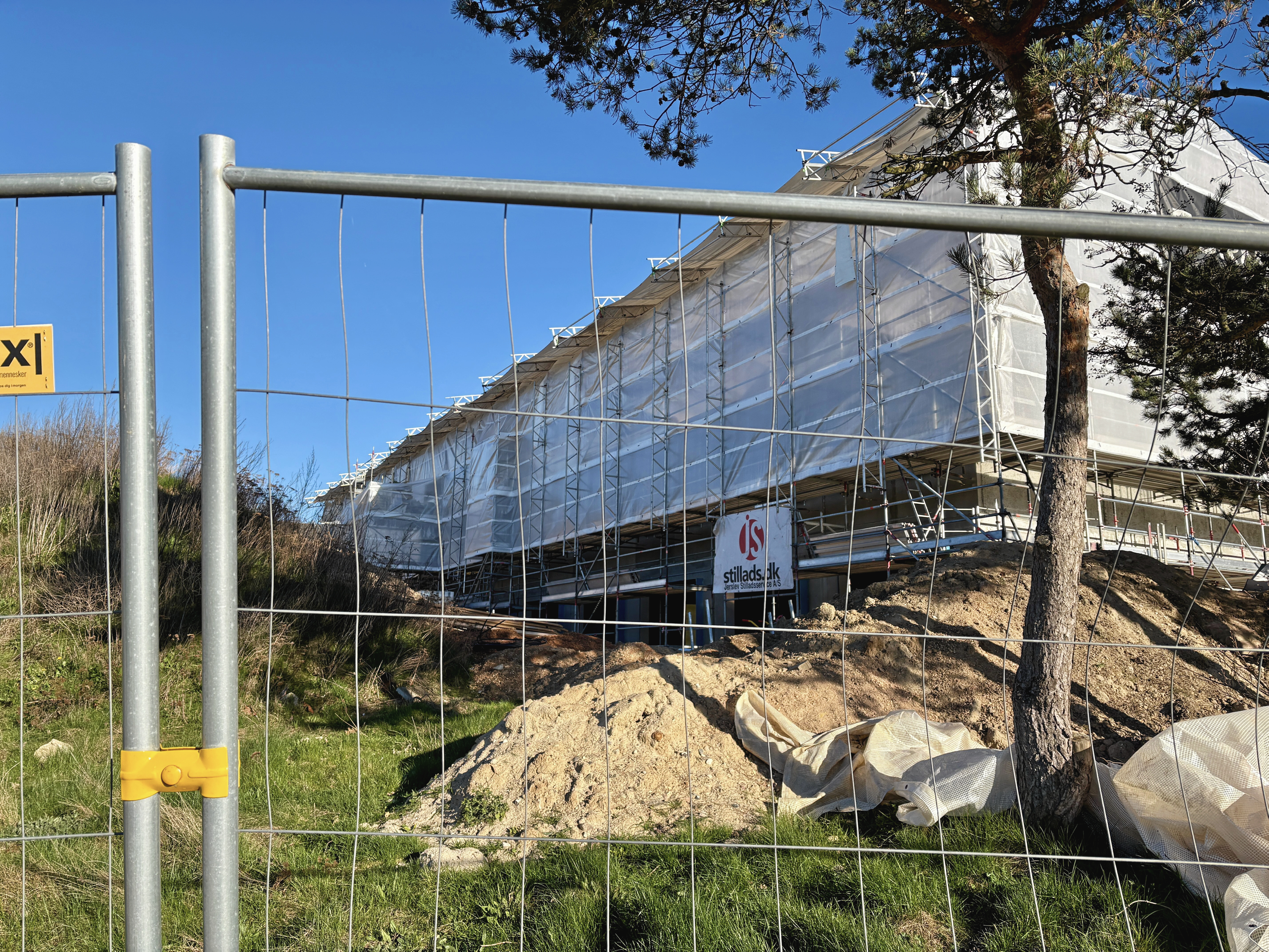 Rækkehuse er i færd med at blive opført på Motalavej i Korsør. Presenninger skal sikre, at vand og fugt holdes ude, mens byggeriet står på.