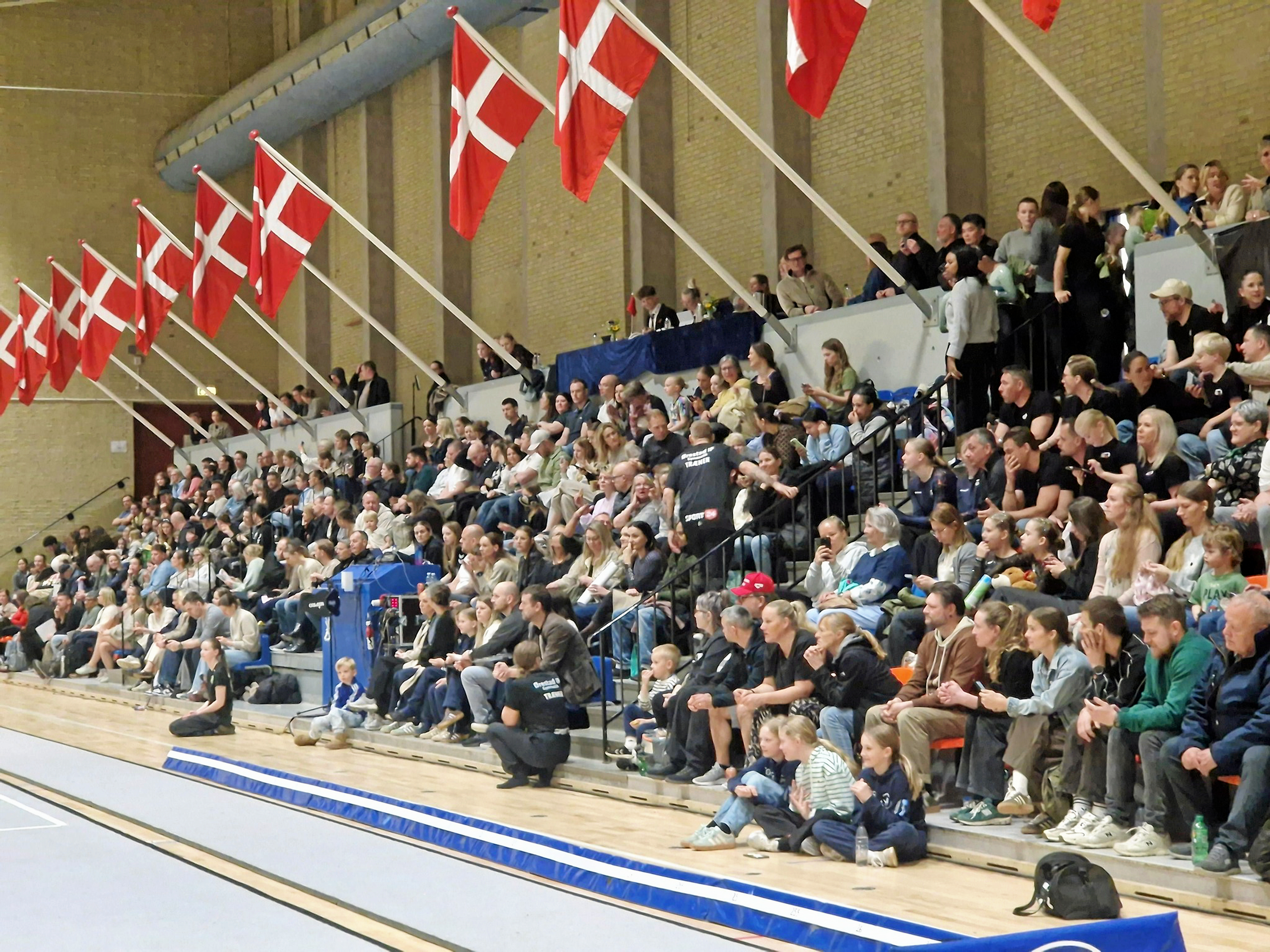 Tusindvis af gymnaster, trænere og tilskuere fra hele Østdanmark fandt vej til Høng Hallen, da Høng Gymnastikforening var værter for et stort stævne.