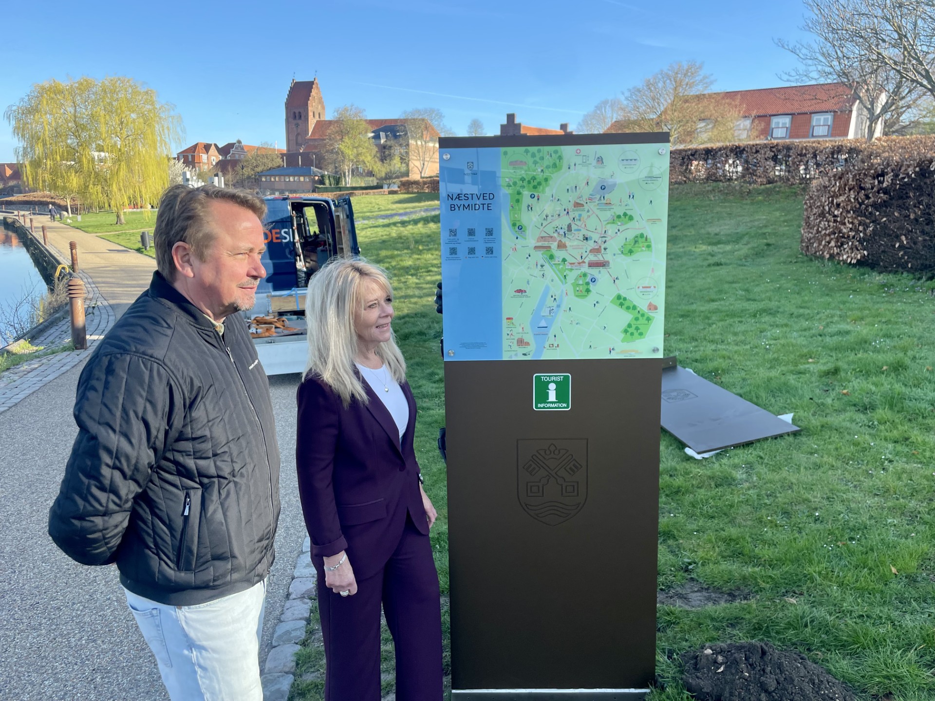 Turistdirektør Martin Bender og byrådsmedlem Githa Nelander præsenterer det første af ni nye oplevelsesskilte i kommunen.