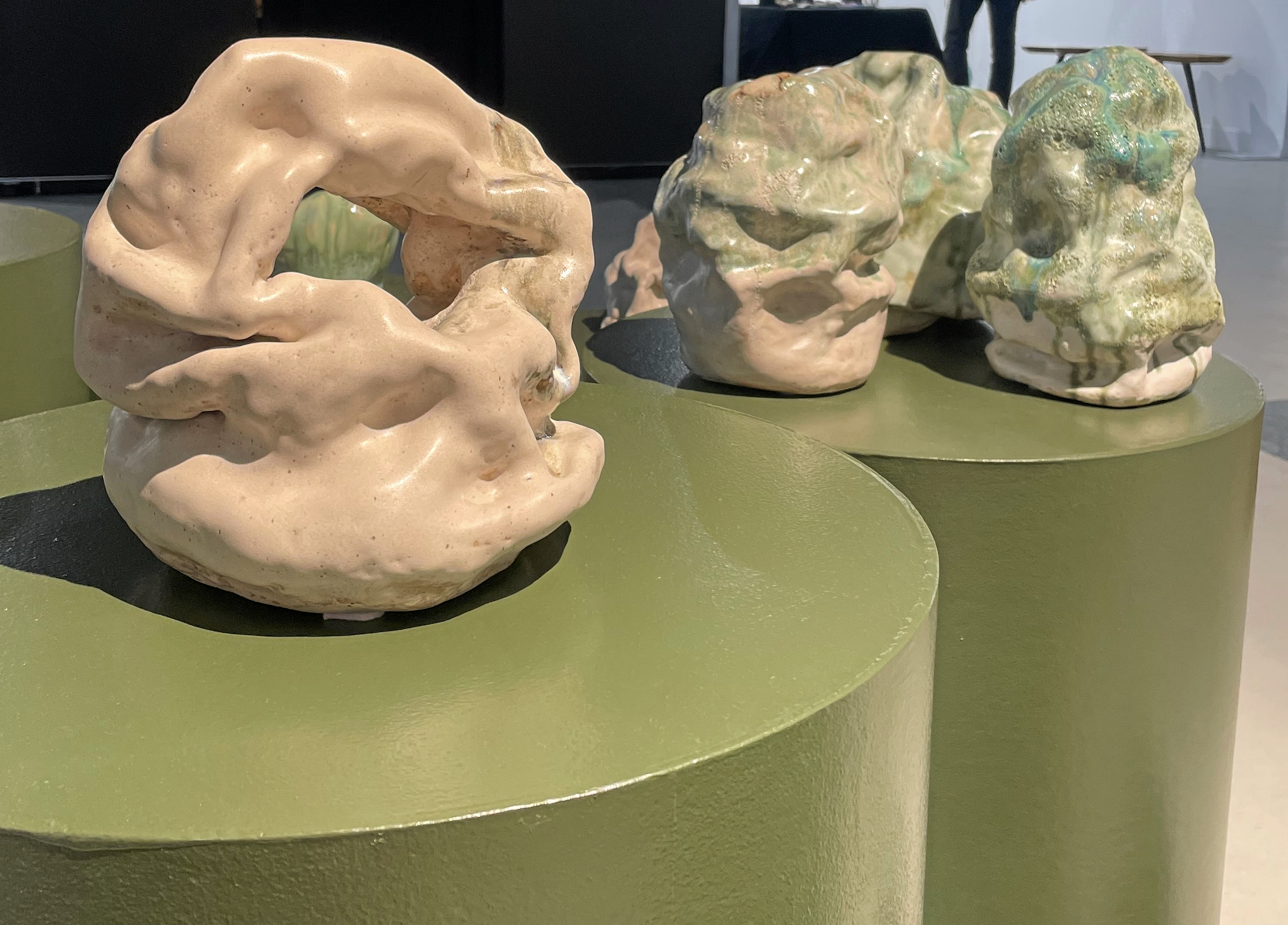 Multikunstner Tine Mynster vender tilbage til ARTA22 og viser denne gang udelukkende sin keramik.