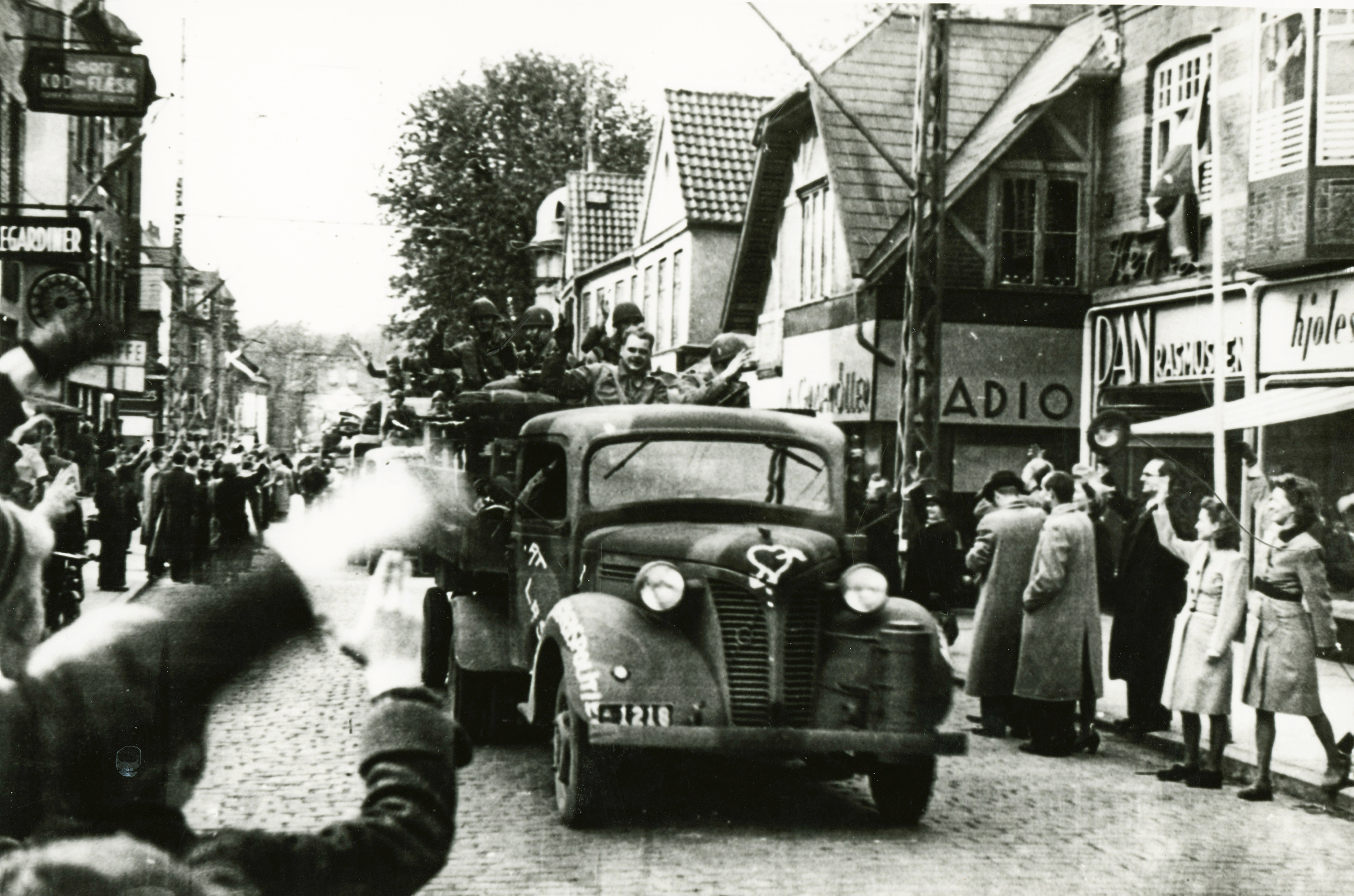 Den Danske Brigade vender hjem den 5. maj 1945 efter befrielsen og ses her på vej til København, mens folk jubler på Lyngby Hovedgade.