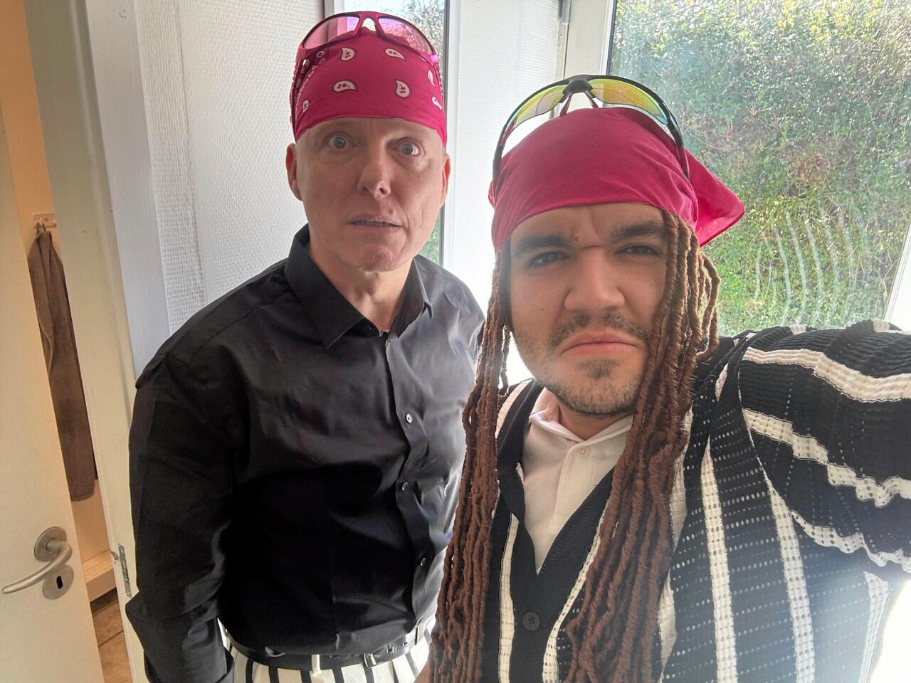 Totredjedele af "Revyshowert 2026": Martin Knudsen og Lukas Birch på slap line. Mille Berg er der også - dog ikke på dette foto.