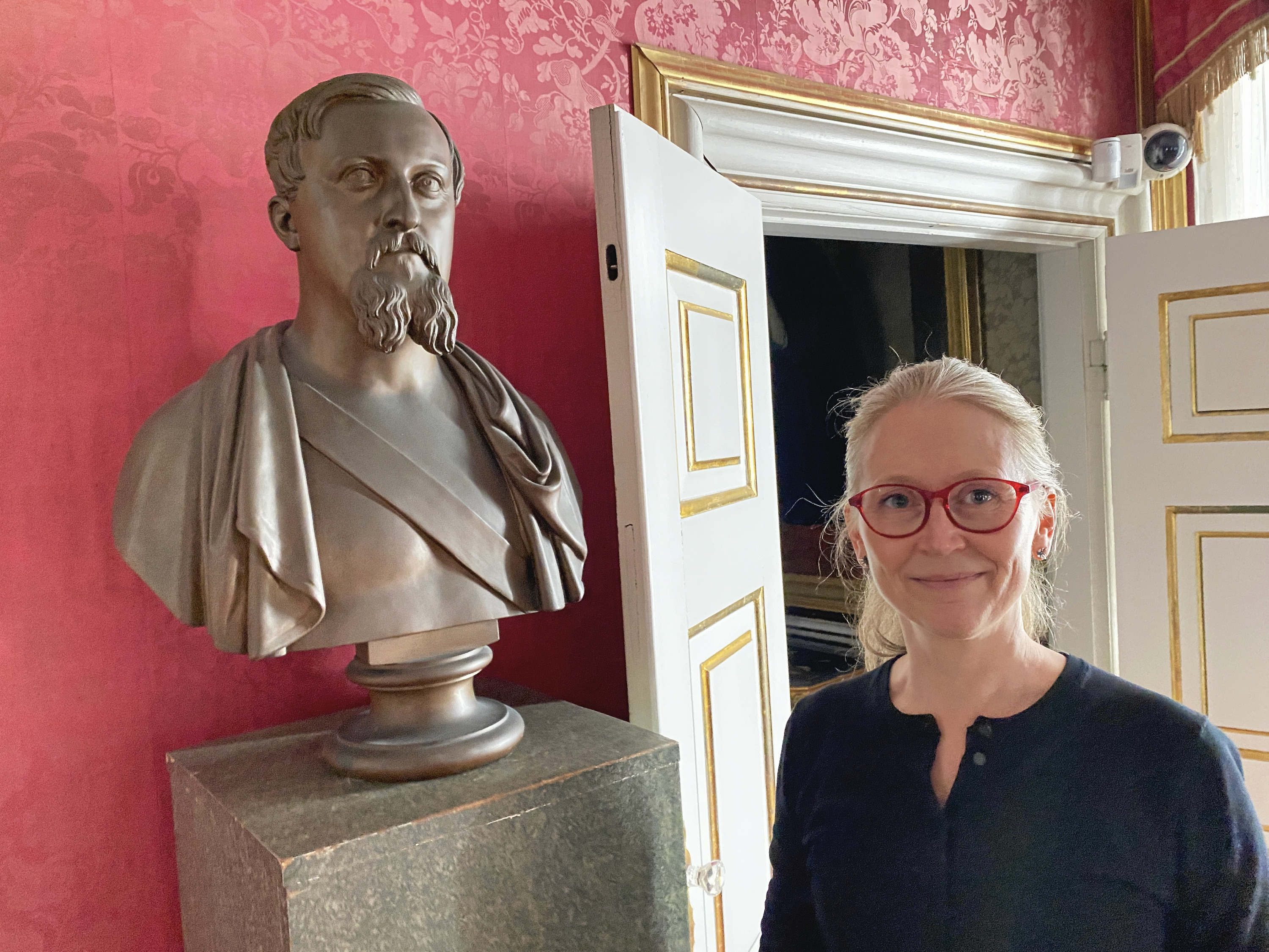 Museumsinspektør Marie Laulund glæder sig over, at bysten af Frederik den 7. igen er tilbage der, hvor grevinde Danner i sin tid bestemte, den skulle være.