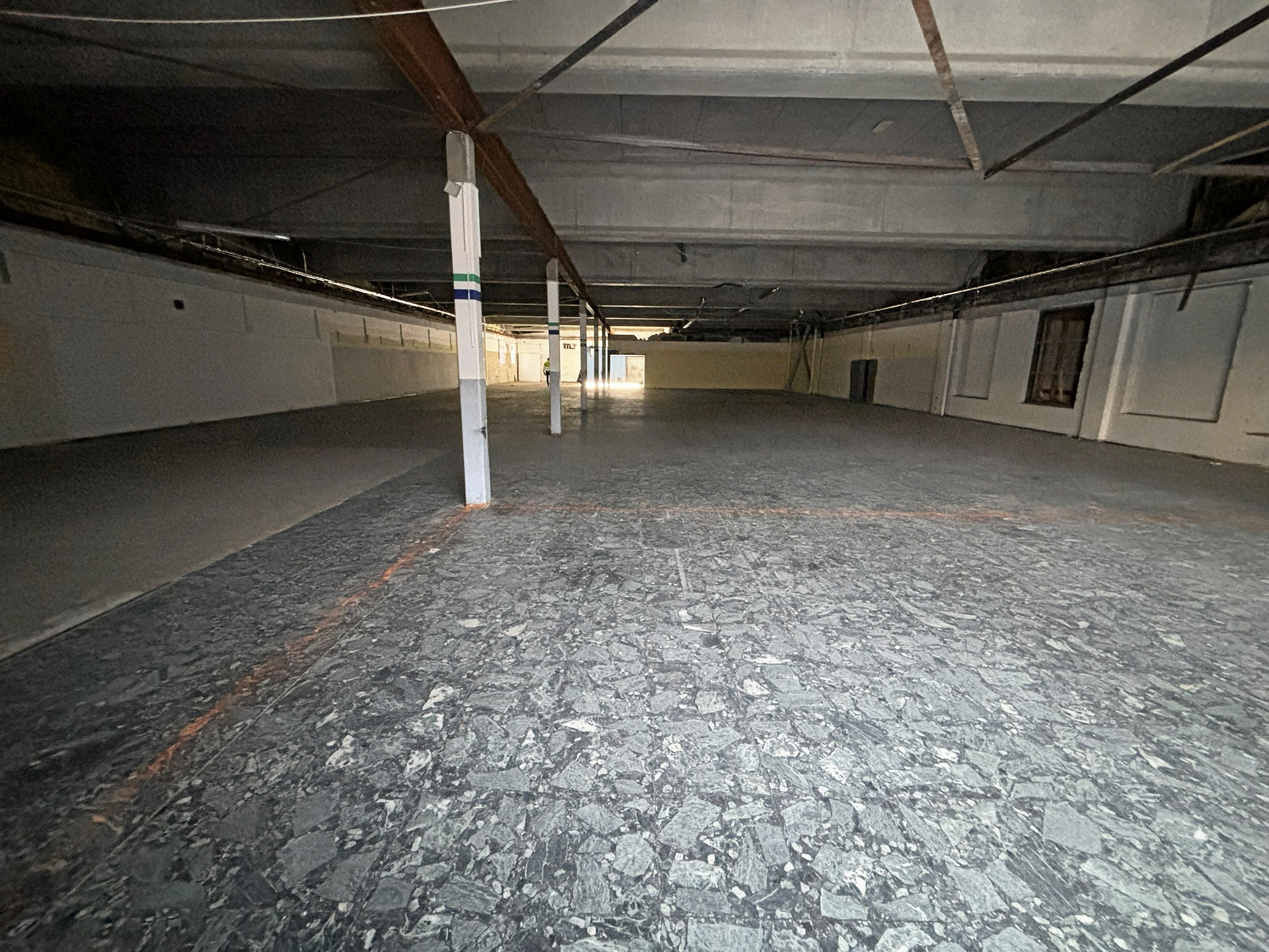 Det tomme butikslokale i stueetagen på Dania 15 får snart nyt liv.