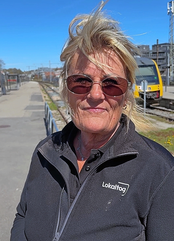 Mette Aulum-Randall var tilstede på stationen for at hjælpe passagererne godt på vej. - Anine Neumann Mansur Mette Aulum-Randall var tilstede på stationen for at hjælpe passagererne godt på vej.