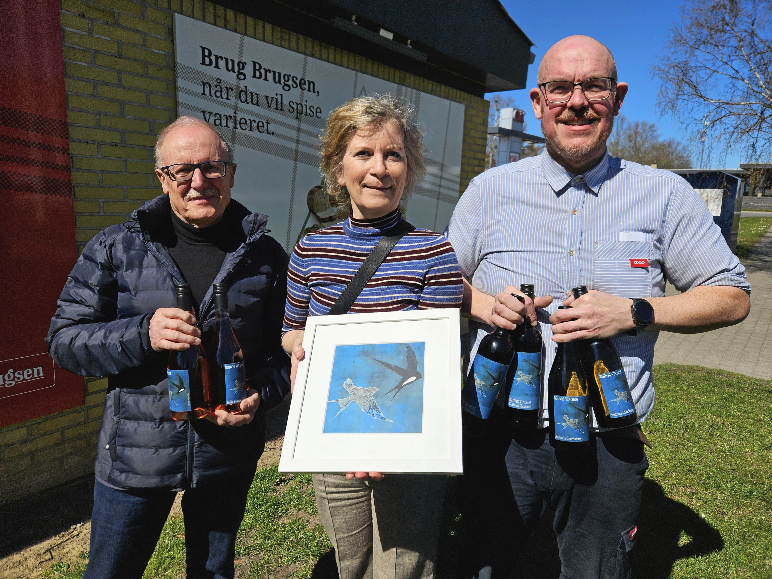 Freddie Larsen fra Rødvig Borgerforening, kunstner Vibeke Frost og brugsmand Christian Jensen fra Brugsen i Rødvig.