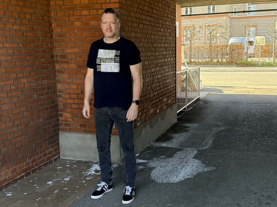 Jens Todor i porten, hvor braget lød fra.