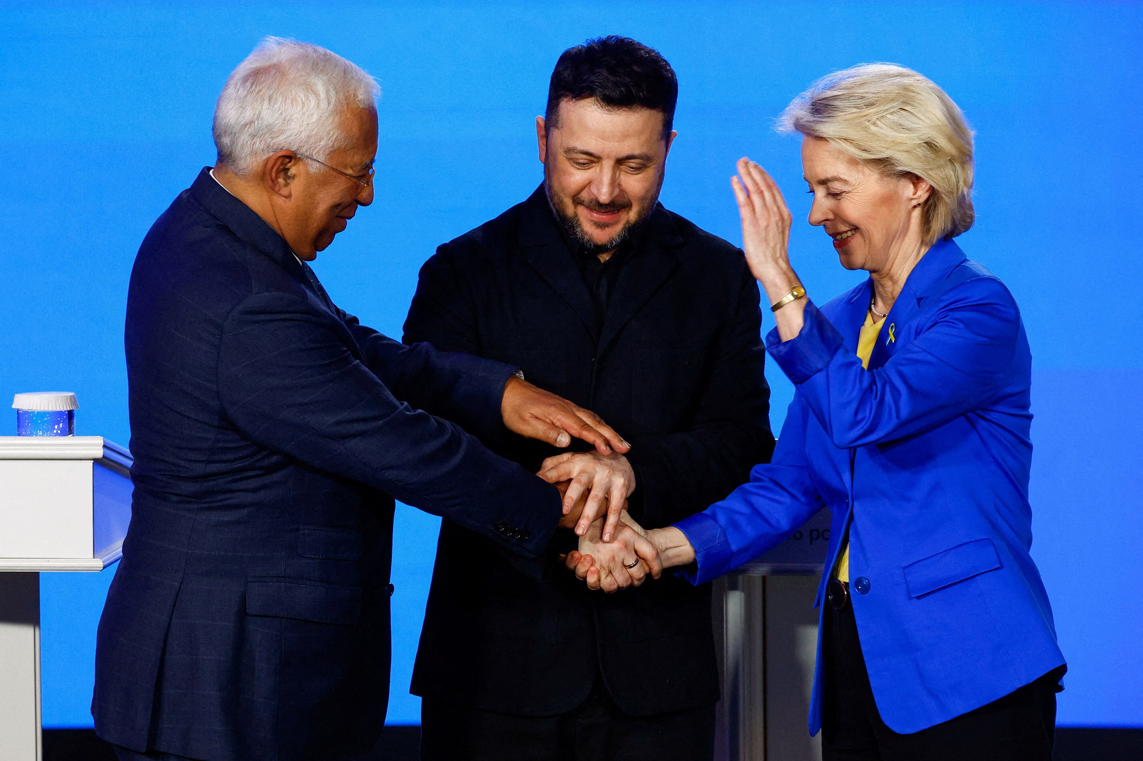 EU's kommissionsformand, Ursula von der Leyen, EU-præsident António Costa og Ukraines præsident, Volodymyr Zelenskyj, stiller op til pressemøde i Kyiv på fireåret for Ruslands invasion af Ukraine. Torsdag stod de igen sammen i forbindelse med godkendelse af sanktionspakke og EU-lån. (Arkivfoto).