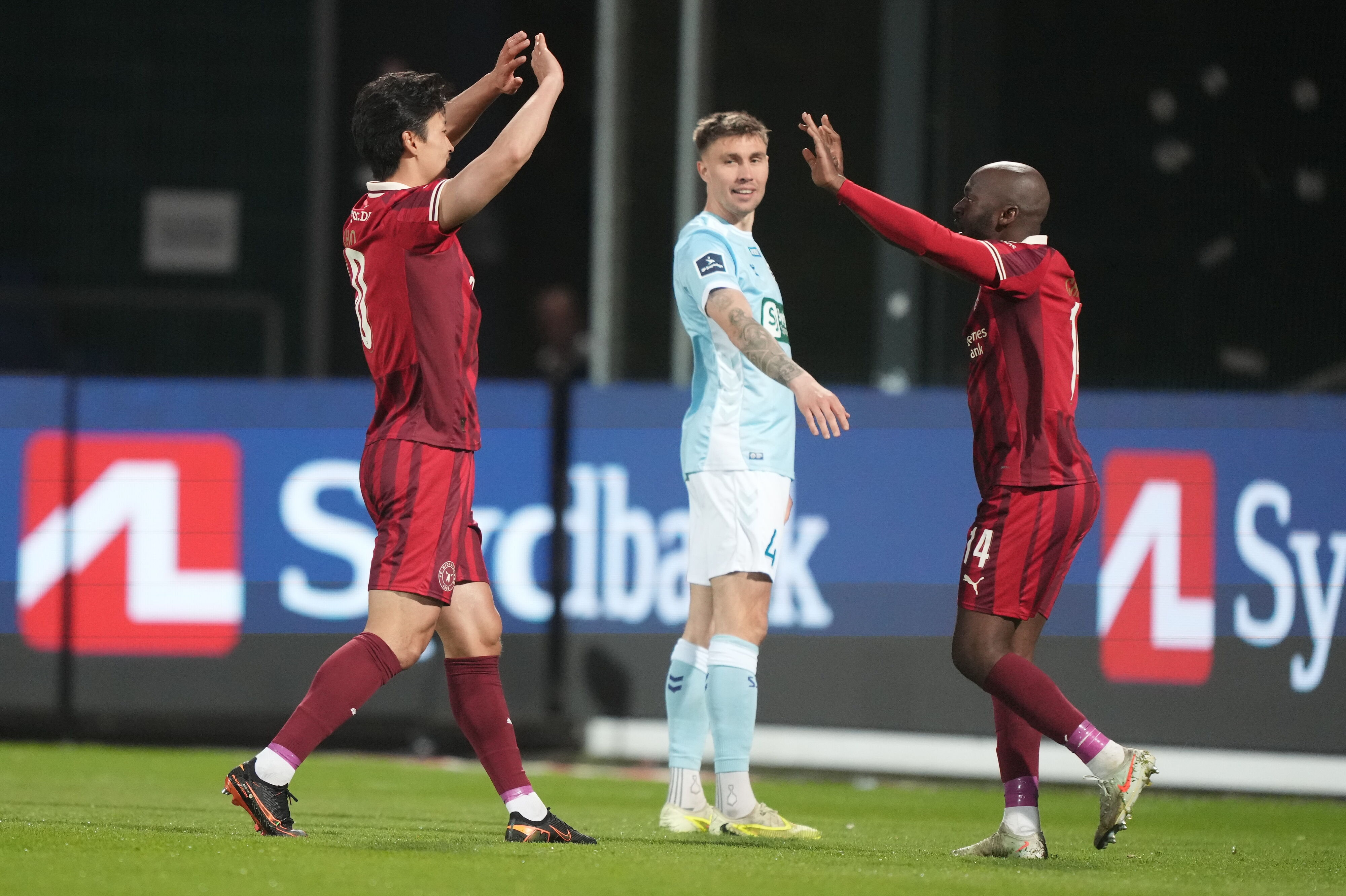 Sønderjyskes Daniel Gretarsson (i midten) havde ufrivilligt en afgørende fod med i FC Midtjyllands sejr.