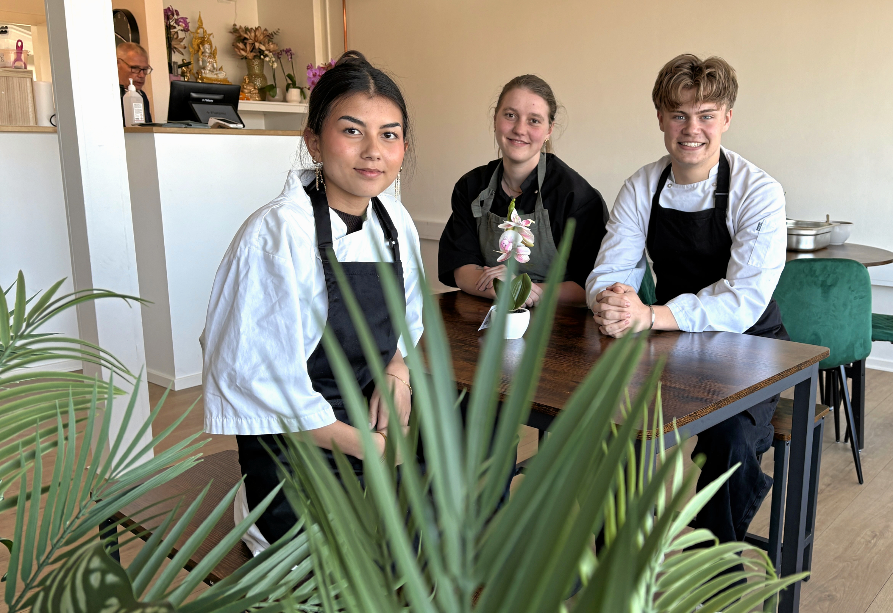 Laura, Caroline og Malte er nogle af de unge, som har fået fritidsjob i byens nye madsted. Her er de fanget, inden det går løs med at håndtere bestillingerne.