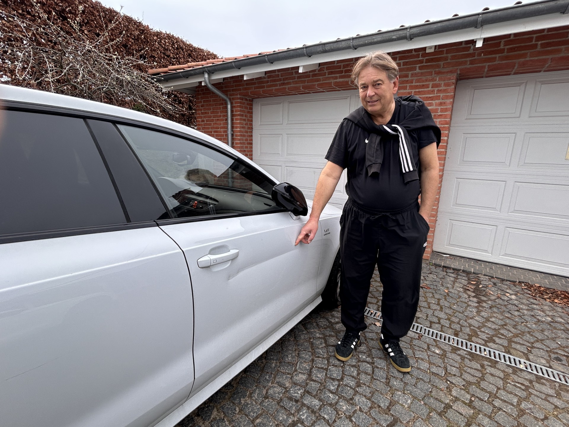 Fire måneder efter skaden skete, nægter Karsten Noah-Roed stadig at få sin bil repareret.