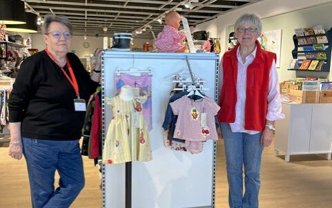 Formand for den lokale afdeling af Mødrehjælpen Jytte Holm Petersen og Ulla Bjørnsen (t.h.), som står bag alt det tøj, der er syet og til salg i butikken.