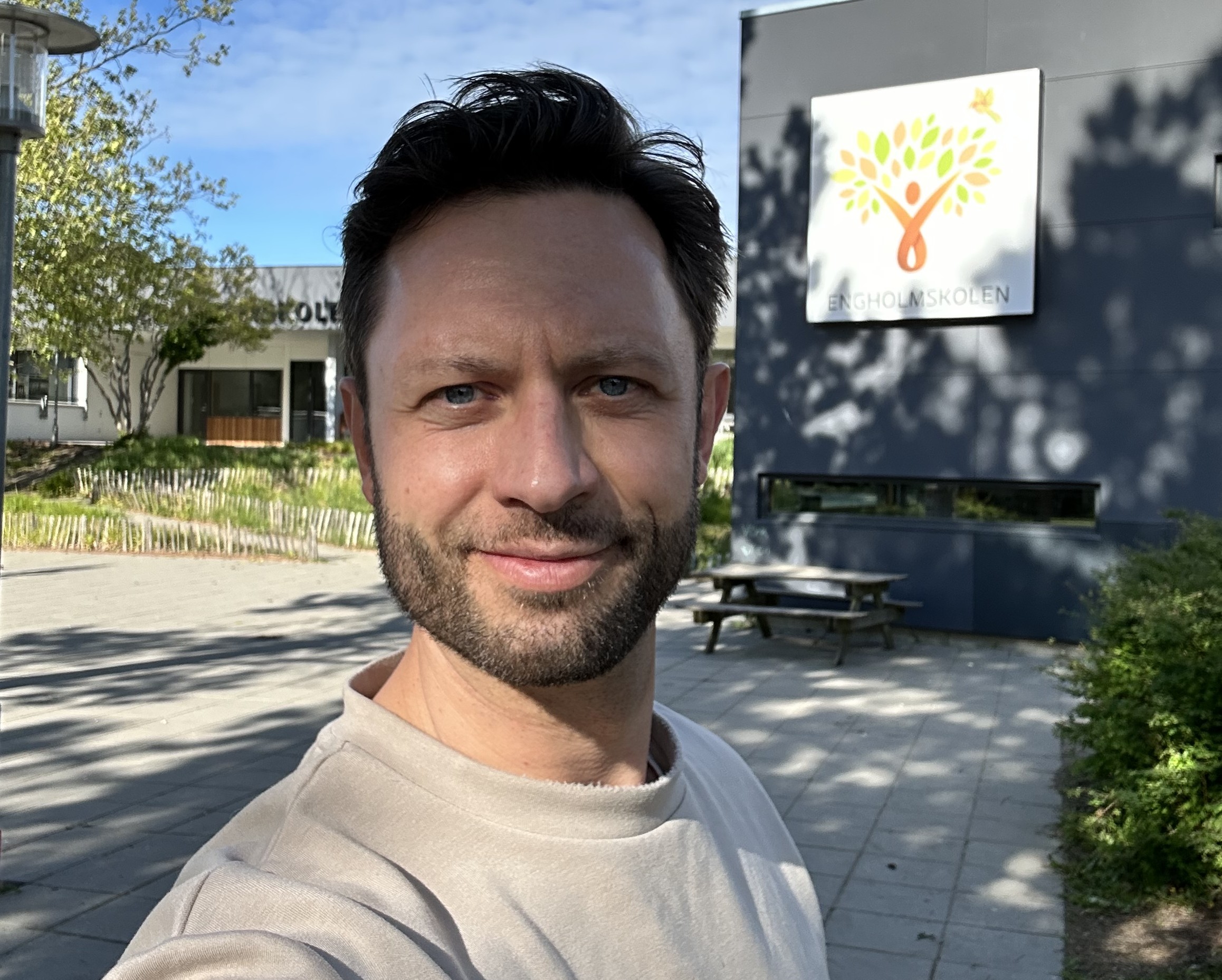 Lars Bech-Jørgensen, der er næstformand for Børne- og Skoleudvalget og gruppeformand for Venstre, ønsker, at frivillige voksne skal hjælpe med at skabe ro og trivsel i klasserne.