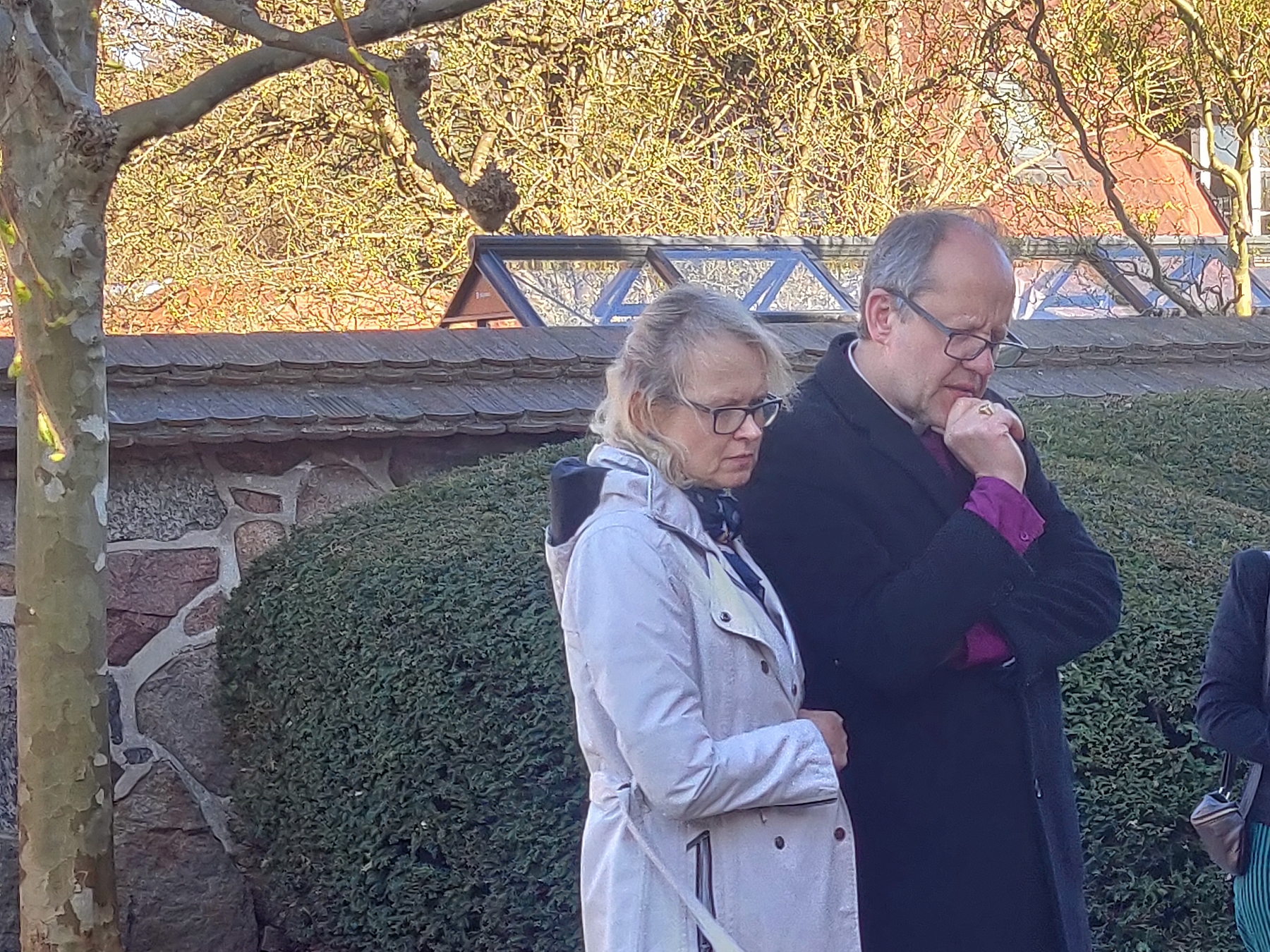 Biskop Ove Sander, hans hustru Liina Sander og Rødovres præst Rebekka Højmark ved den daværende sognepræsts grav bag Rødovre Kirke. - Presse Biskop Ove Sander, hans hustru Liina Sander og Rødovres præst Rebekka Højmark ved den daværende sognepræsts grav bag Rødovre Kirke.