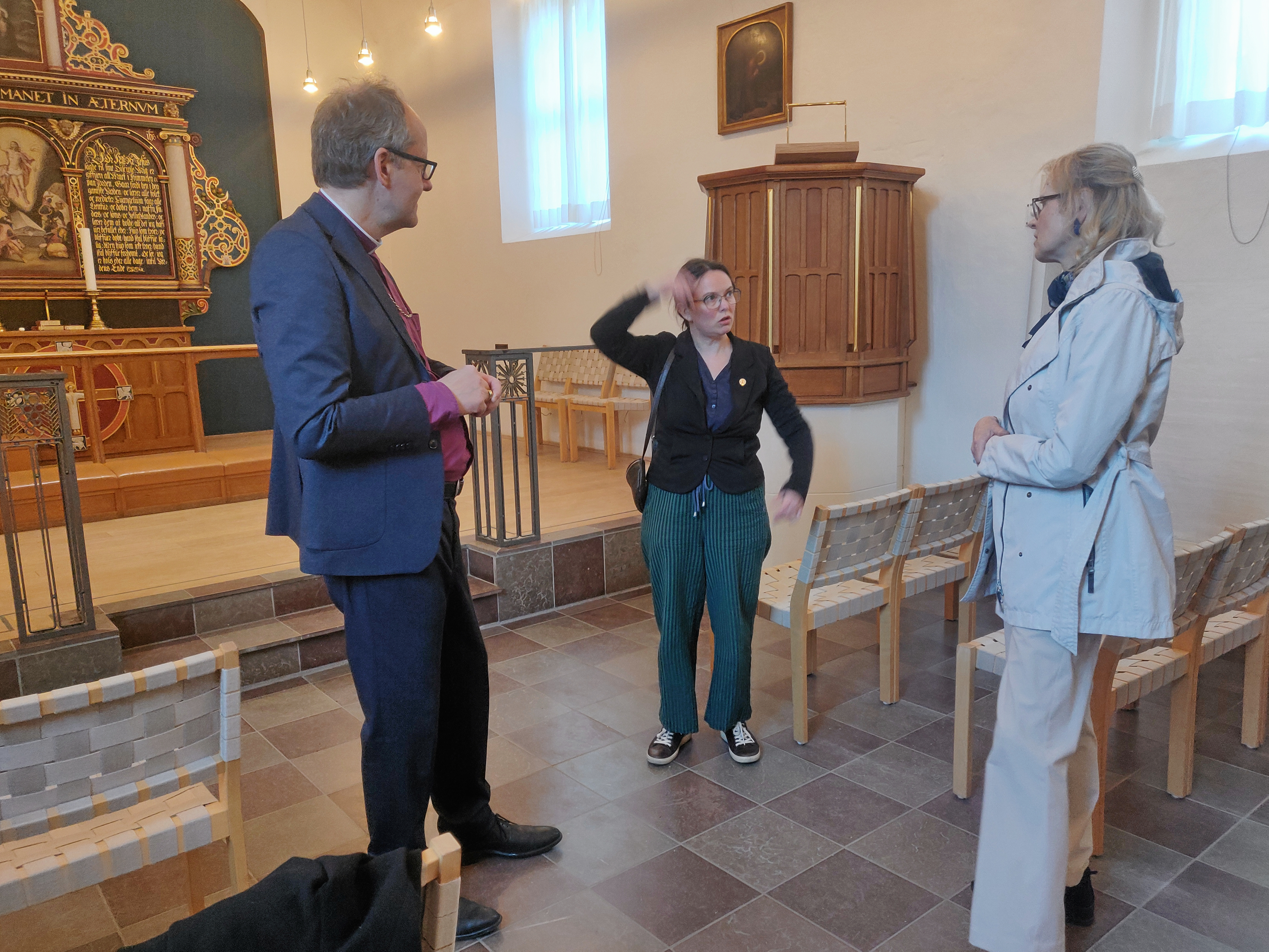 Sognepræst Rebekka Højmark viste Rødovre Kirke frem og forklarede om de ændringer, der var sket siden biskoppens sidste besøg.