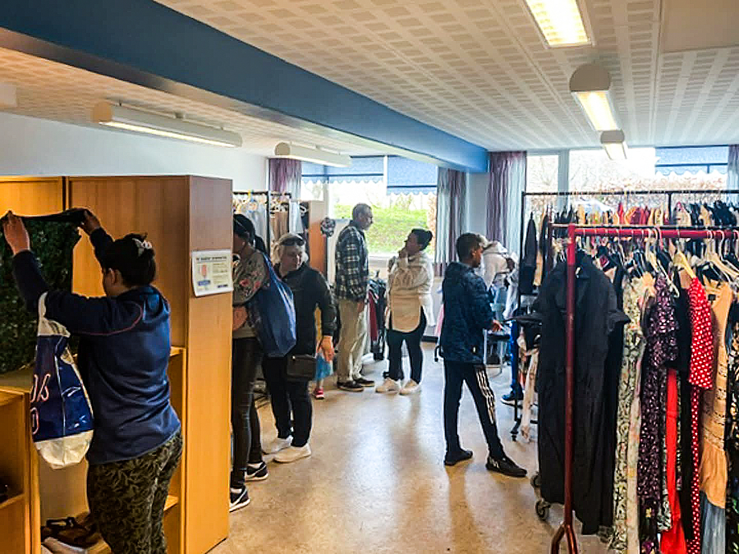 Alle flygtninge kan komme og få lidt sommerbeklædning i tøjrummet på Møllevangen 15 i Stenløse.