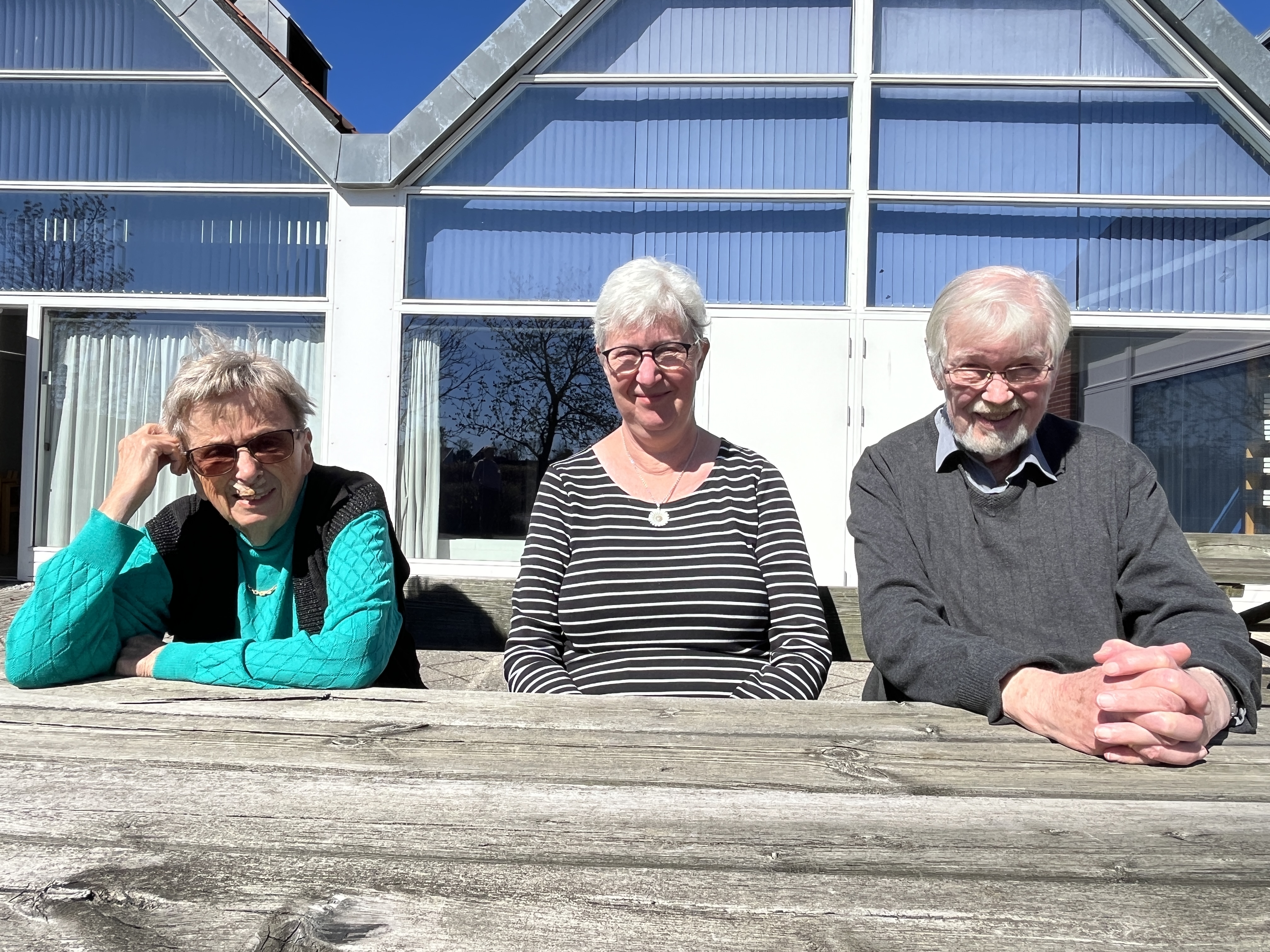 Kirsten (t.v.) og Ulf (t.h.) håber, at de i fremtiden kan blive behandlet på sygehuse nær deres hjem, men det ser ikke sådan ud, selv om Sjælland den 1. januar bliver til en samlet region. Kirsten Haurholm i midten er politisk koordinator i Ældre Sagen Gundsø, og hun oplever, at sygehuse og den besværlige tur til Køge, Næstved og Holbæk er højt på listen over samtaleemner blandt foreningens medlemmer.