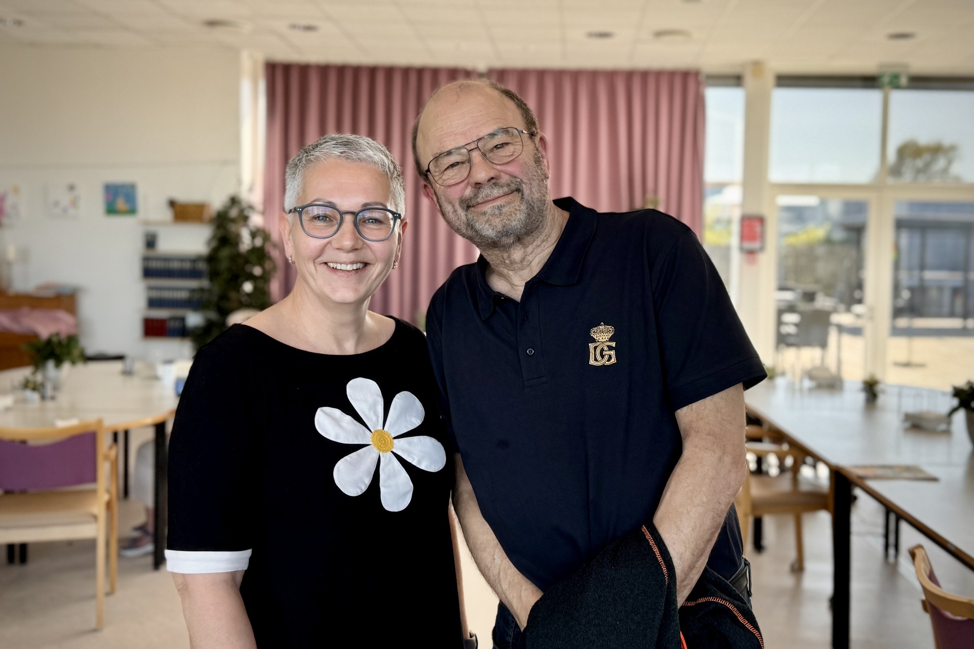Ifølge Anna Pind og Hassan Jerichau Clausen gør et ekstra menneske ved bordet en mærkbar forskel i hverdagen på plejehjemmet.