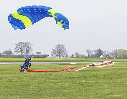 Mikkel fra 3. G forventes at lande på Roskilde Gymnasiums baner bagved idrætshallen i festtøj.