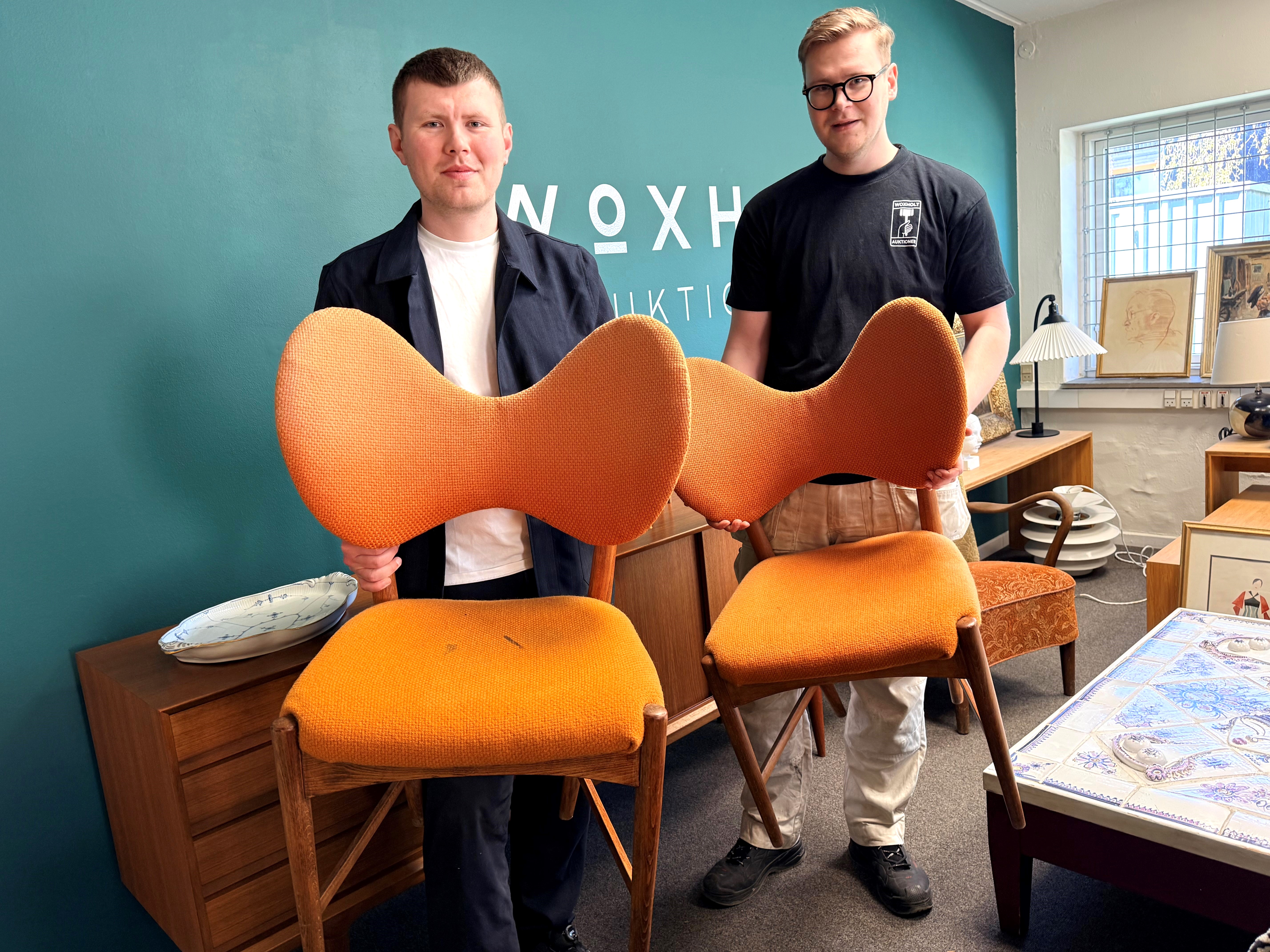 De to danske designerstole her blev fundet i en affaldscontainer. Gustav og Christian Woxholt bliver ikke overraskede, hvis de på auktionen i denne uge går hen og få hammerslag for måske 35.000 kroner.
