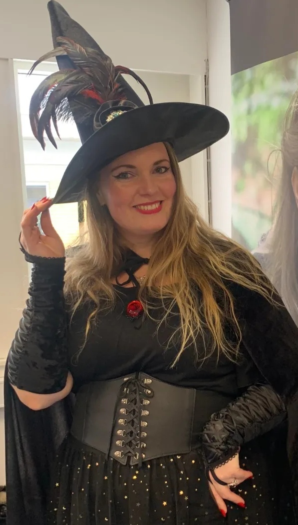 38-årige Christina Bech bevæger sig mellem to verdener. Et stille liv som sekretær og et liv som heks fyldt med magi, ritualer og besværgelser.