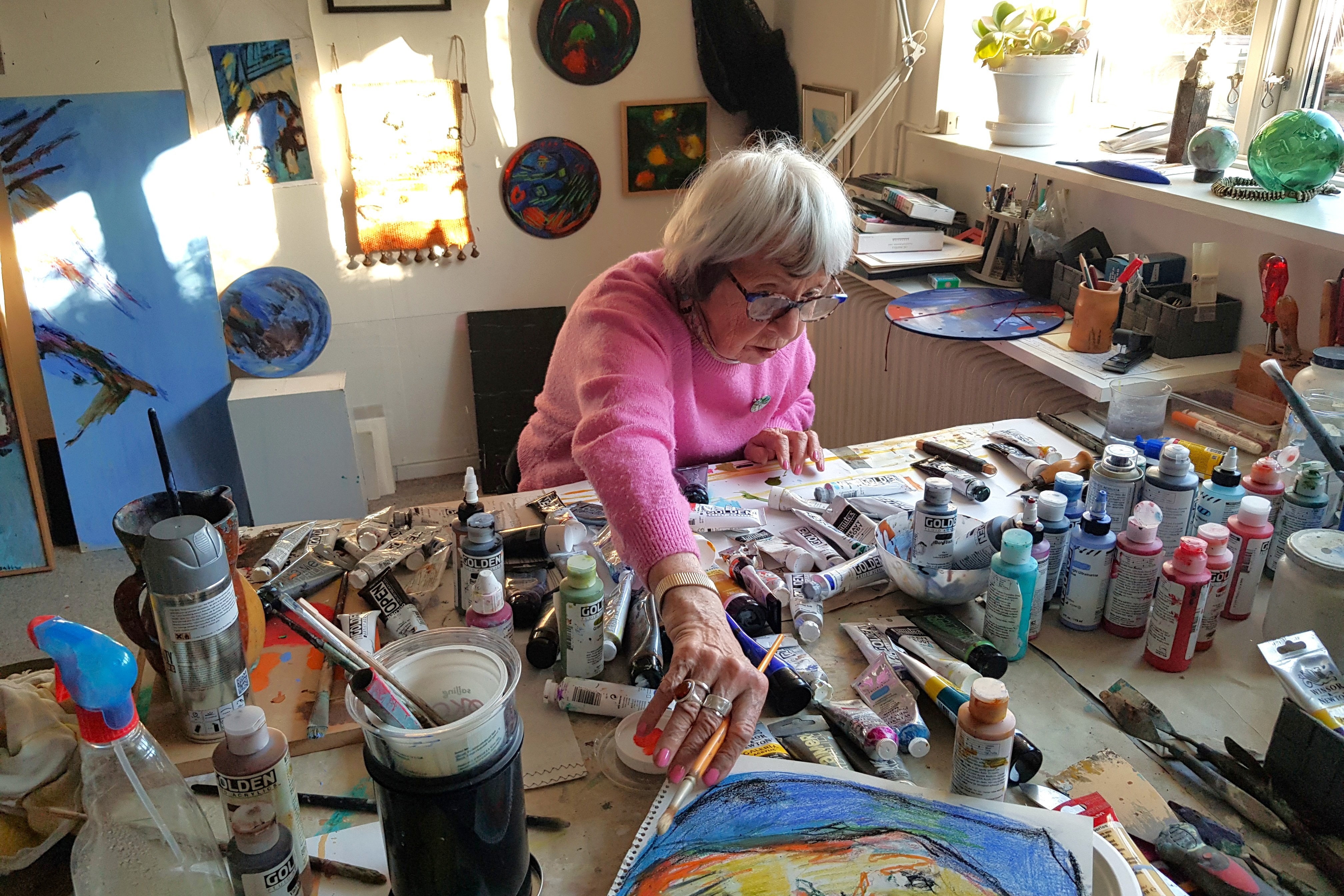 Grete Balle, kendt billedkunstner fra Kalundborg, fylder 100 år den 26. april - her fotograferet i atelieret.