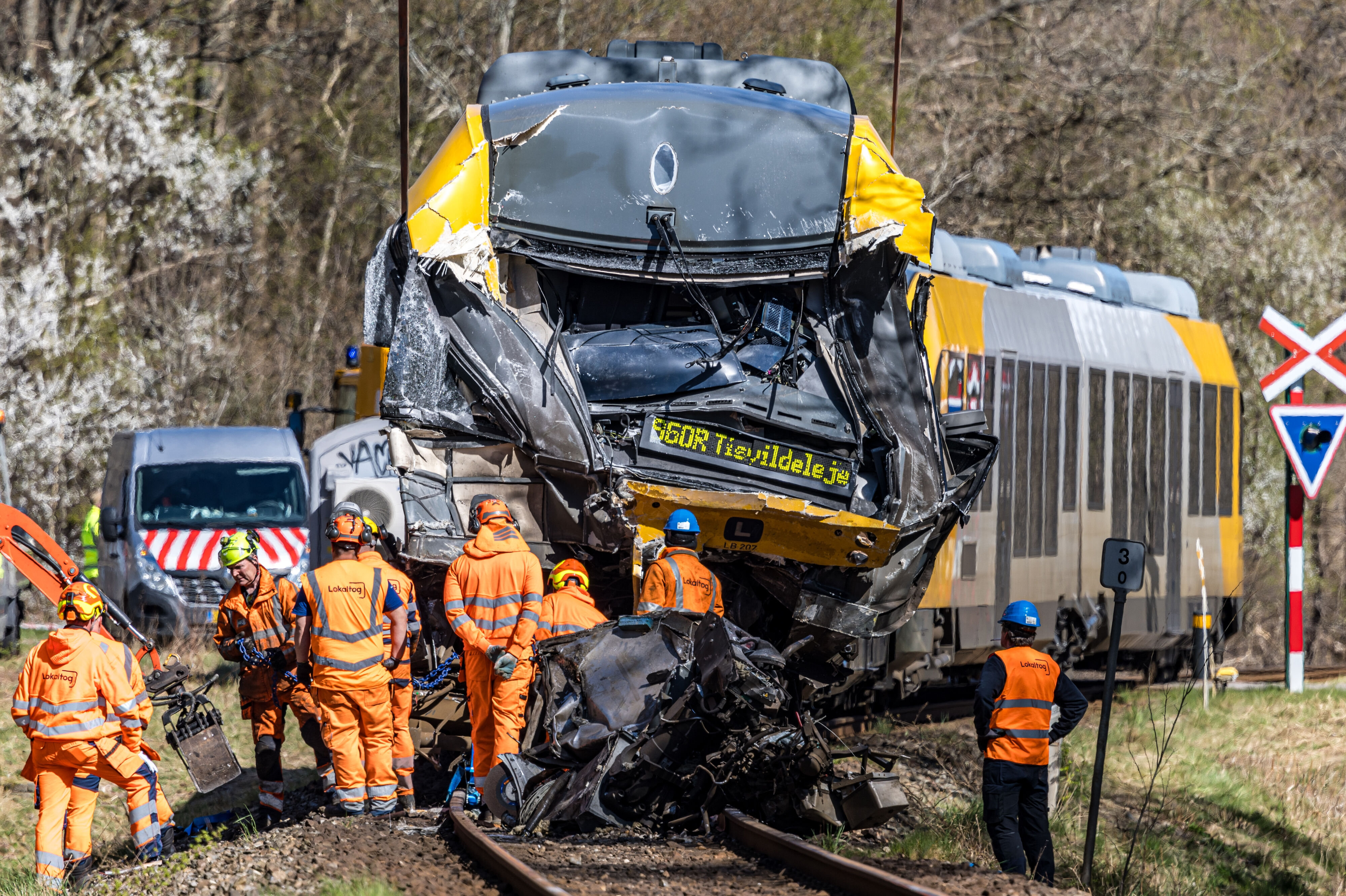 Oprydningsarbejdet er fredag i gang efter togulykken torsdag på Gribskovbanen.
