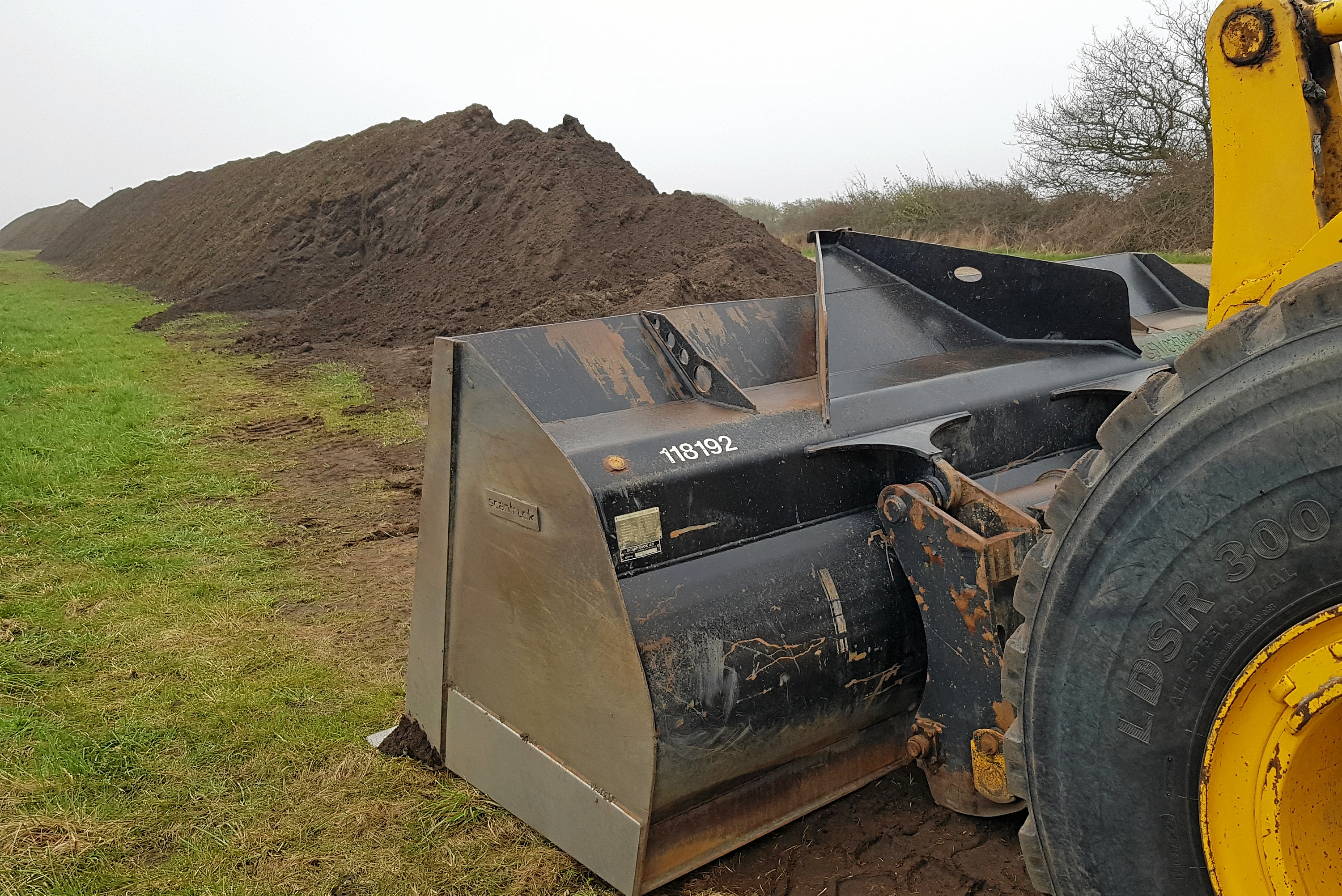 Der er kommet gang i arbejdet ved jordbjerget ved Sanddobberne, men omkring halvdelen af jorden er endnu ikke fjernet.