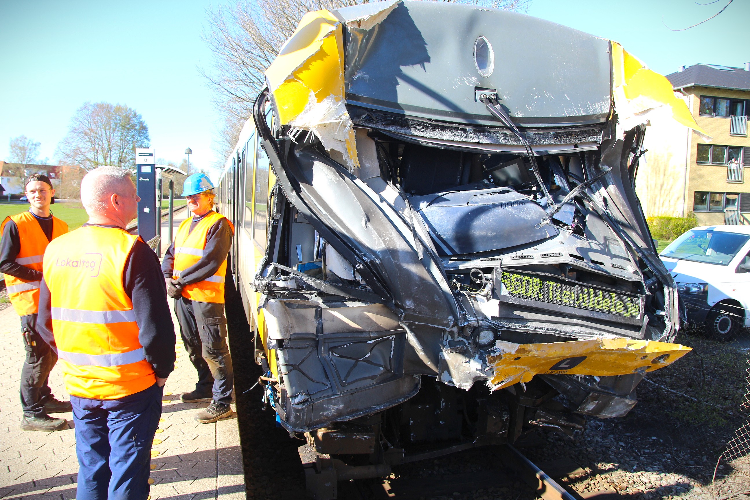 Det sidste tog, der kører væk fra ulykkesstedet.