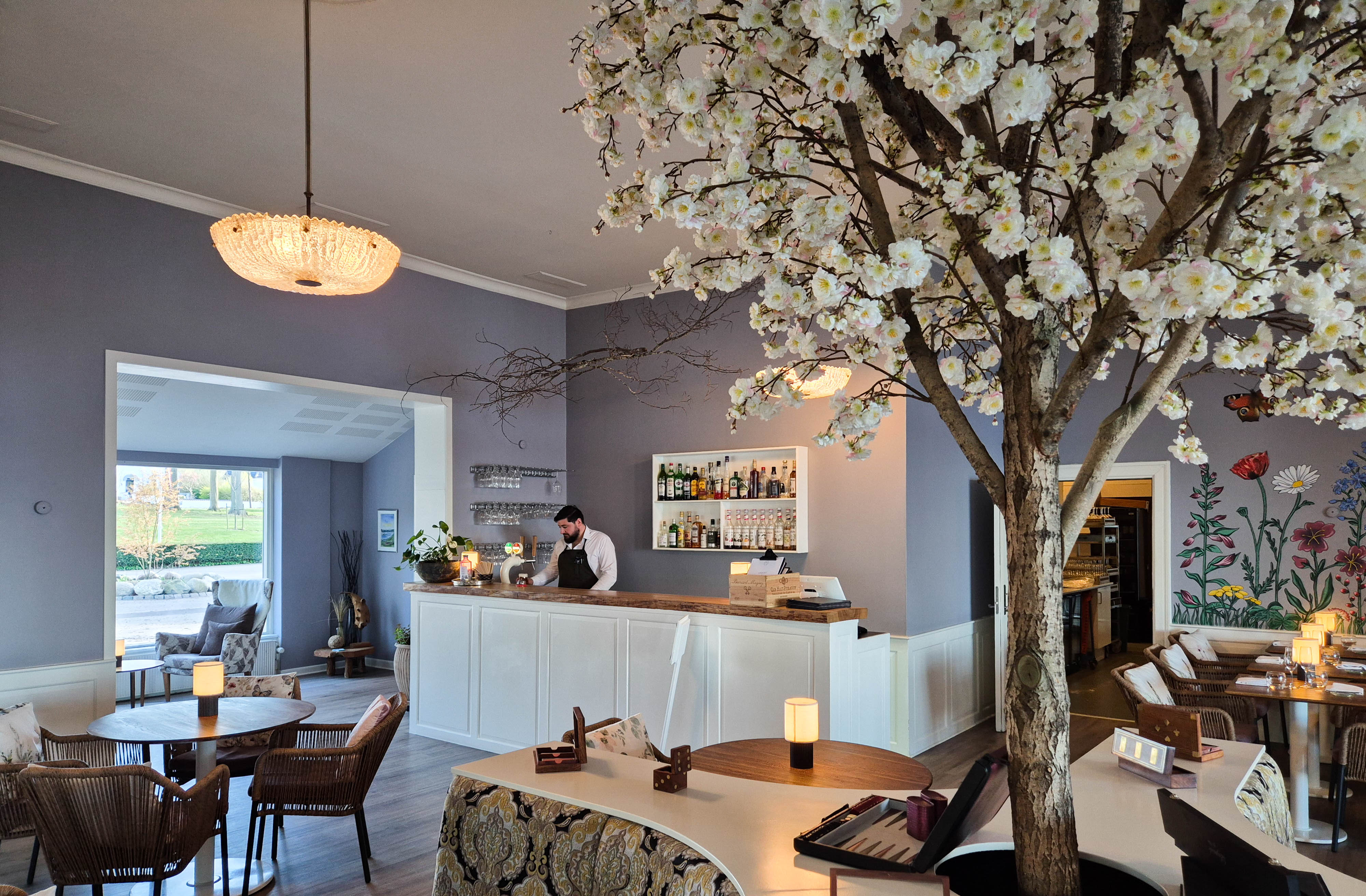 Også de lokale skal nyde en god middag i den stilfuldt indrettede restaurant.