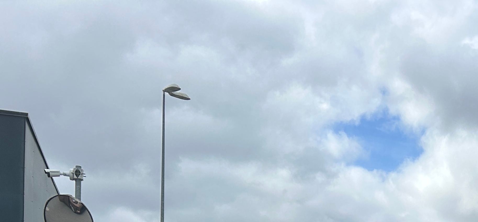 En affaldsbil stod også fremme. - Kasper Ellesøe En affaldsbil stod også fremme.