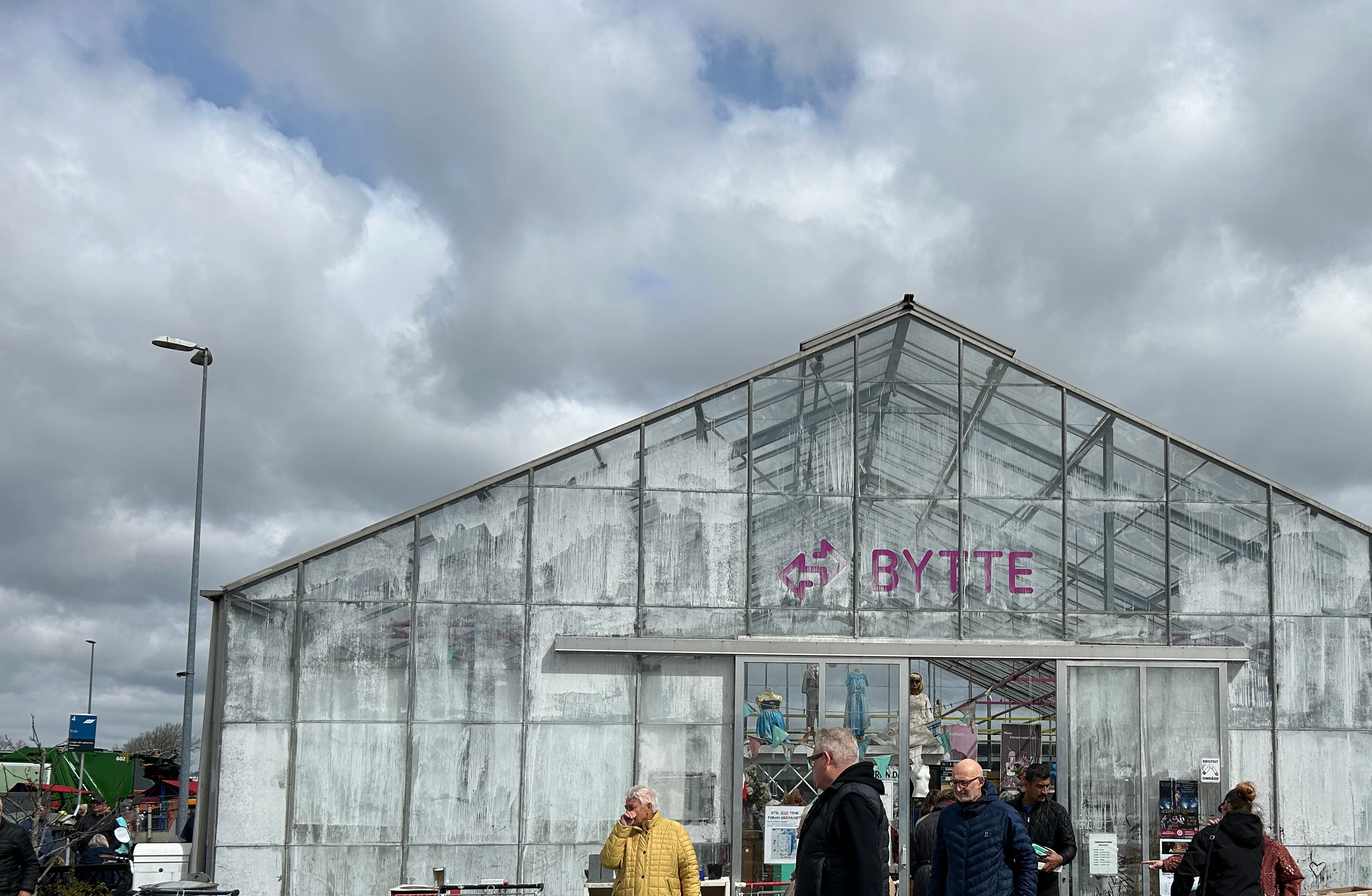 Som altid var der åbent i bytte-drivhuset. - Kasper Ellesøe Som altid var der åbent i bytte-drivhuset.