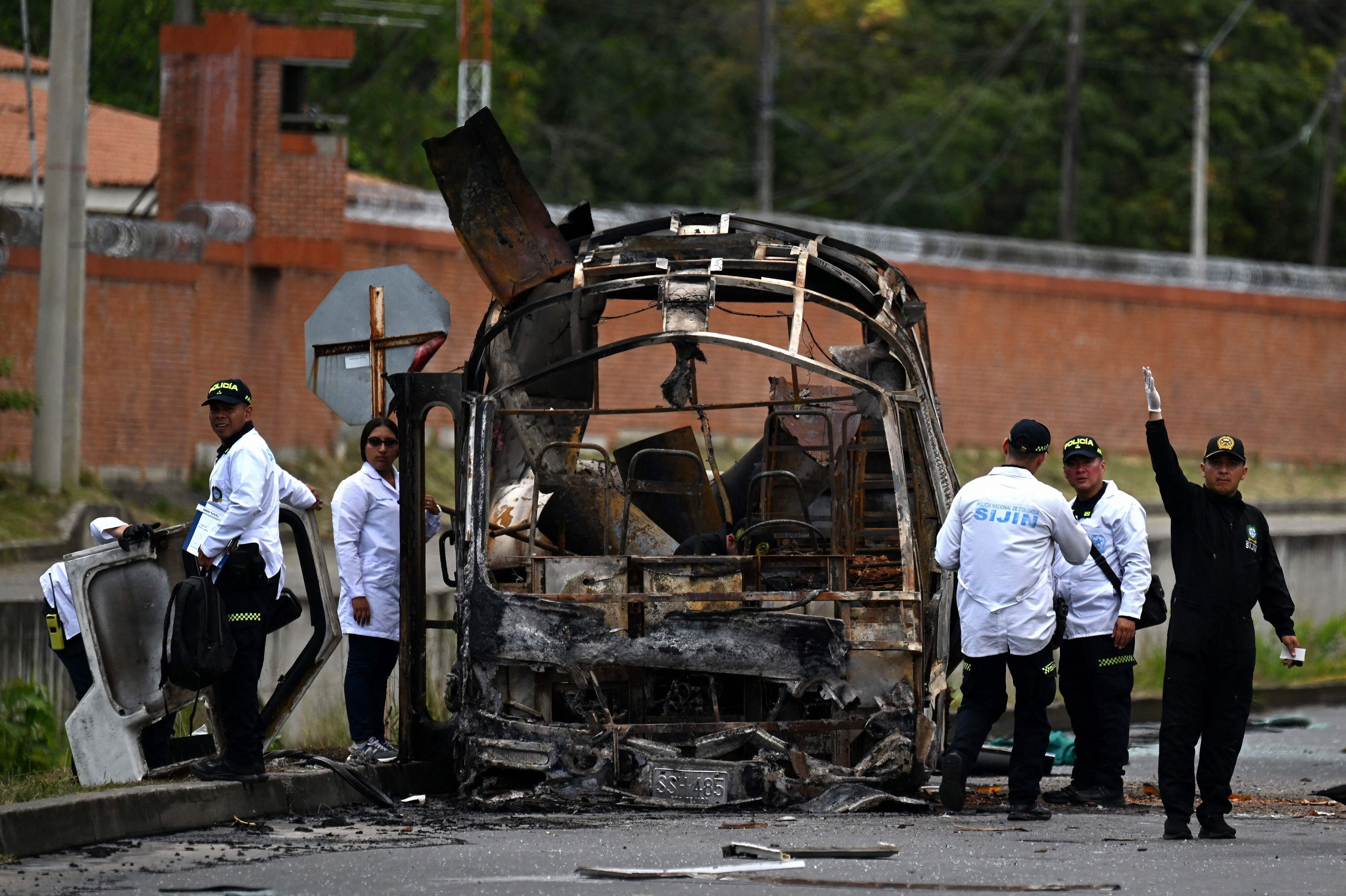 En bus brændte ud efter en bombeeksplosion nær en militærbase i Cali i Colombia fredag. (Arkivfoto)
