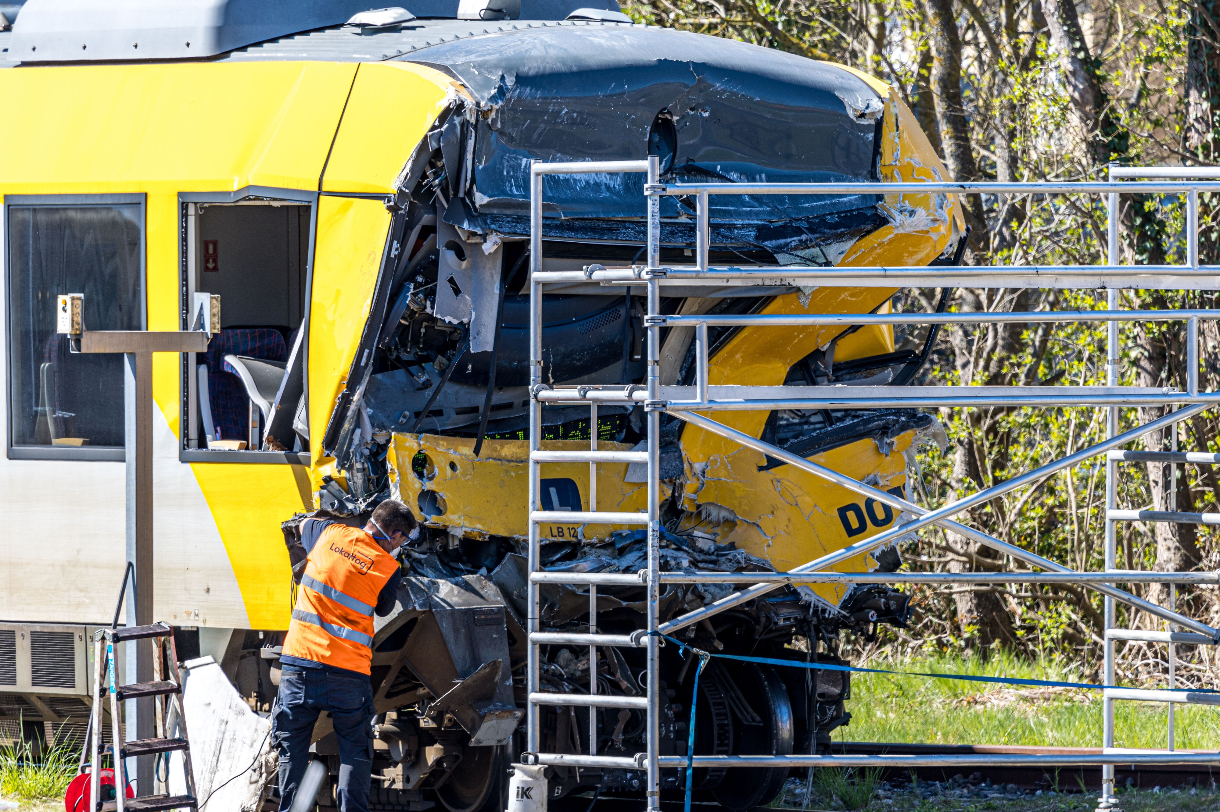 Oprydningsarbejdet fortsatte fredag efter en togulykke ved Hillerød. 17 personer kom til skade. (Arkivfoto).