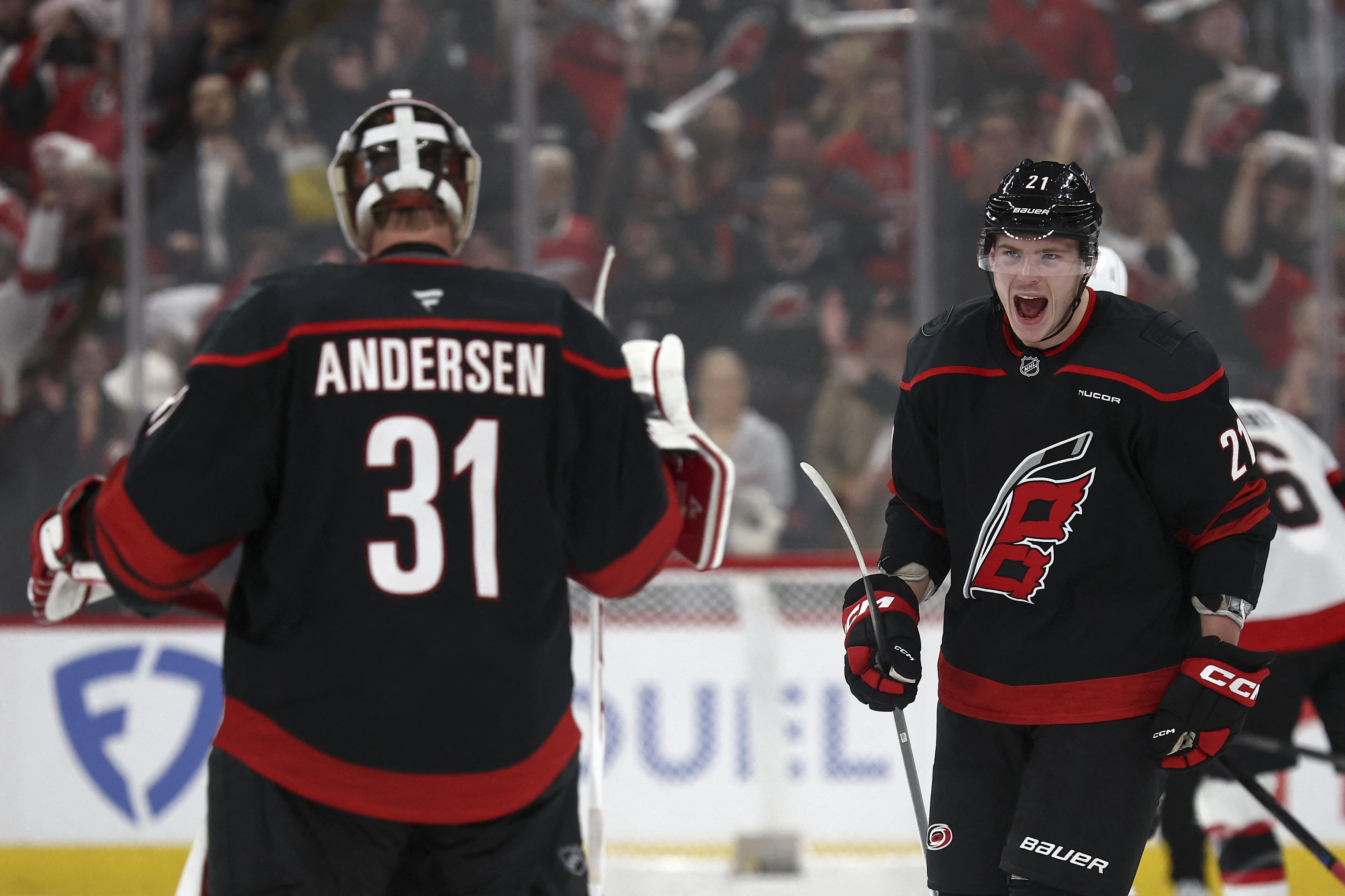 Frederik Andersen stod hele kampen for Carolina Hurricanes, der på ny besejrede Ottawa Senators og dermed er videre i slutspillet i NHL. (Arkivfoto).