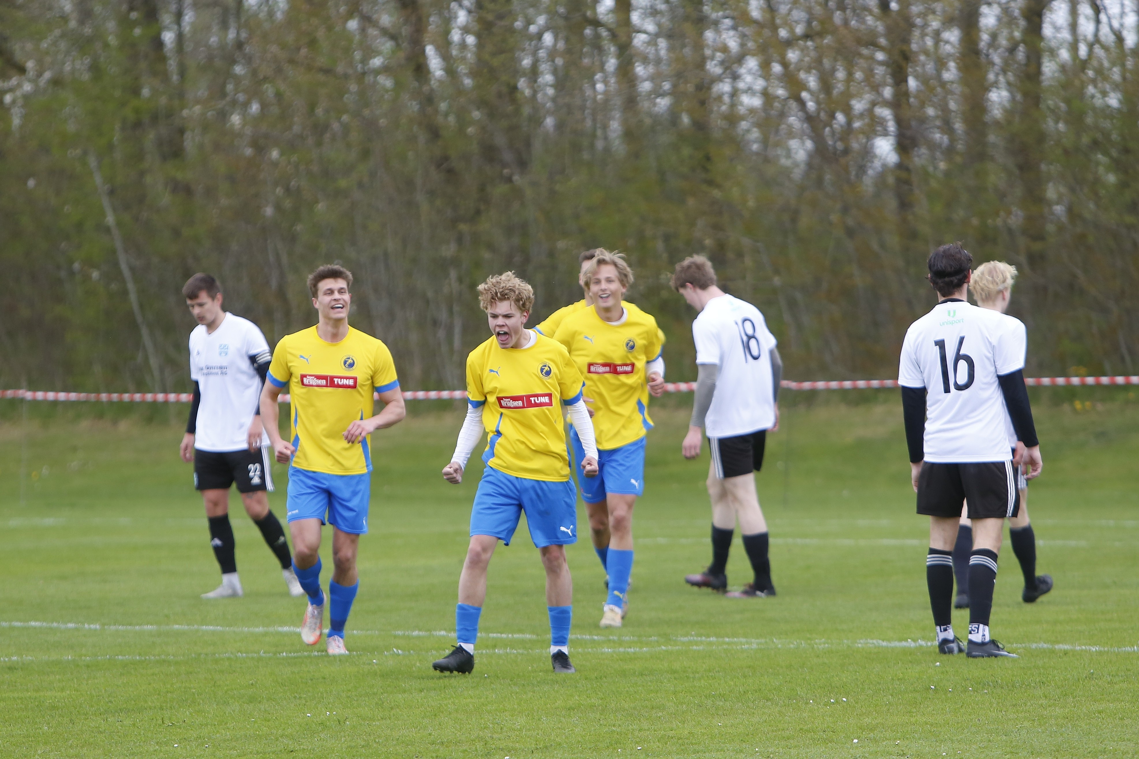 Tunes Mikkel Hinløv (i midten) har hér udlignet på et kanonmål. Men glæden varede dog kort.