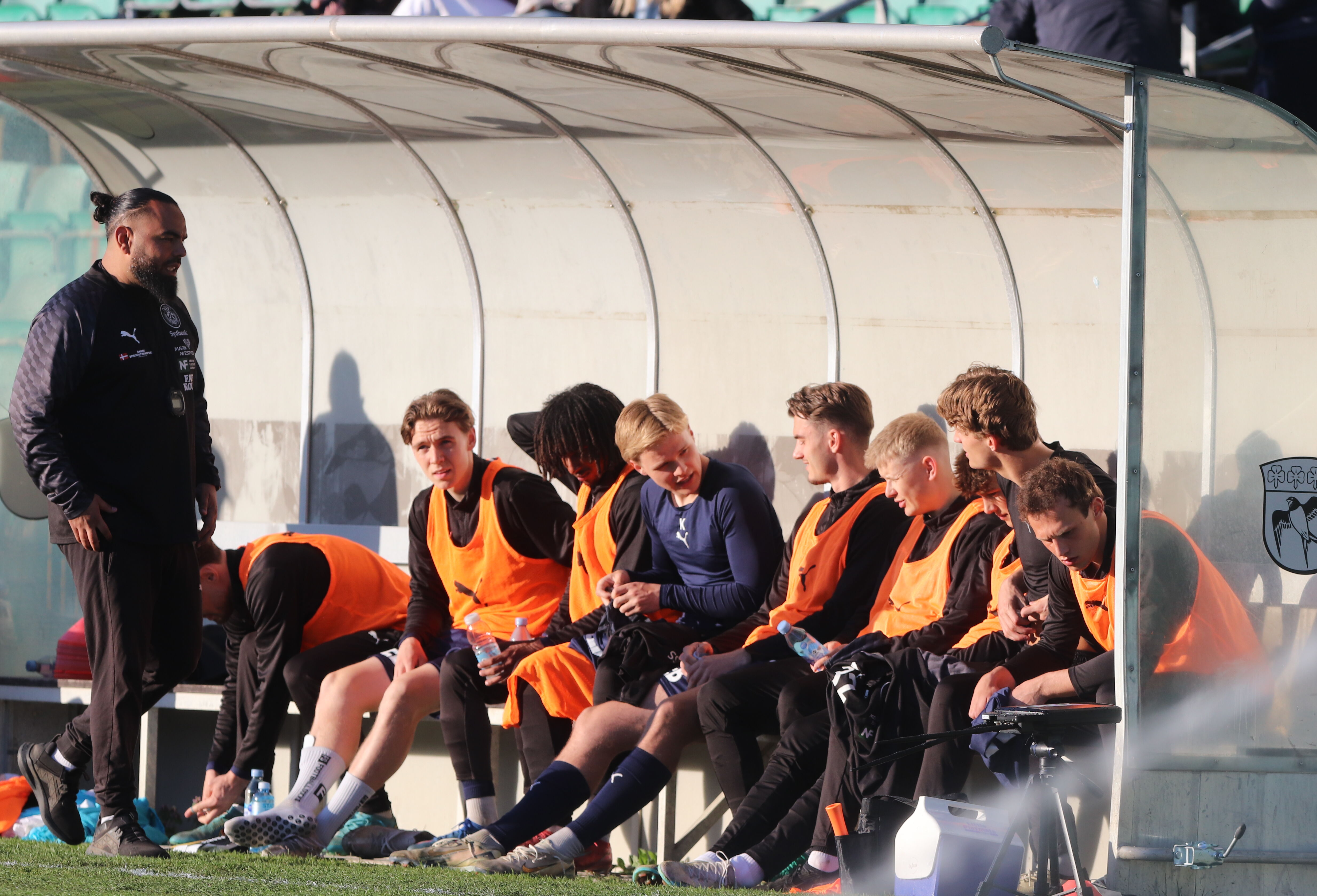 Næstveds bænk inden AB-kampen.